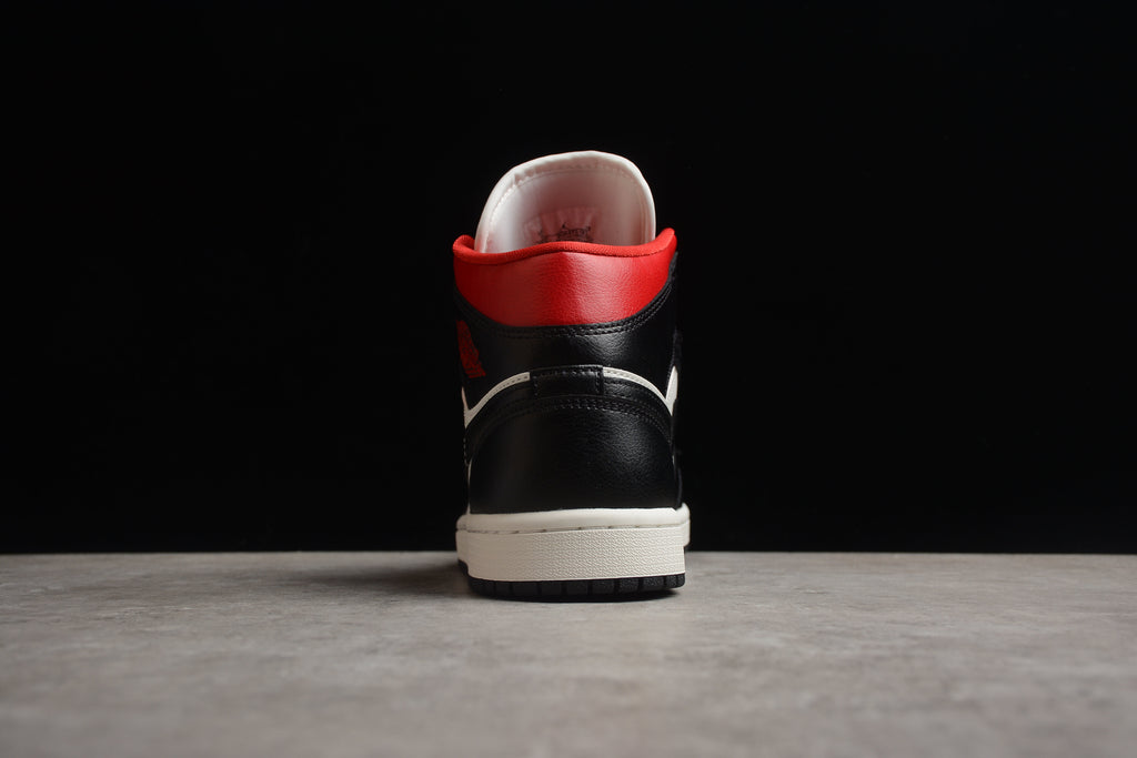 Air Jordan 1 Mid – Negro / Rojo / Blanco