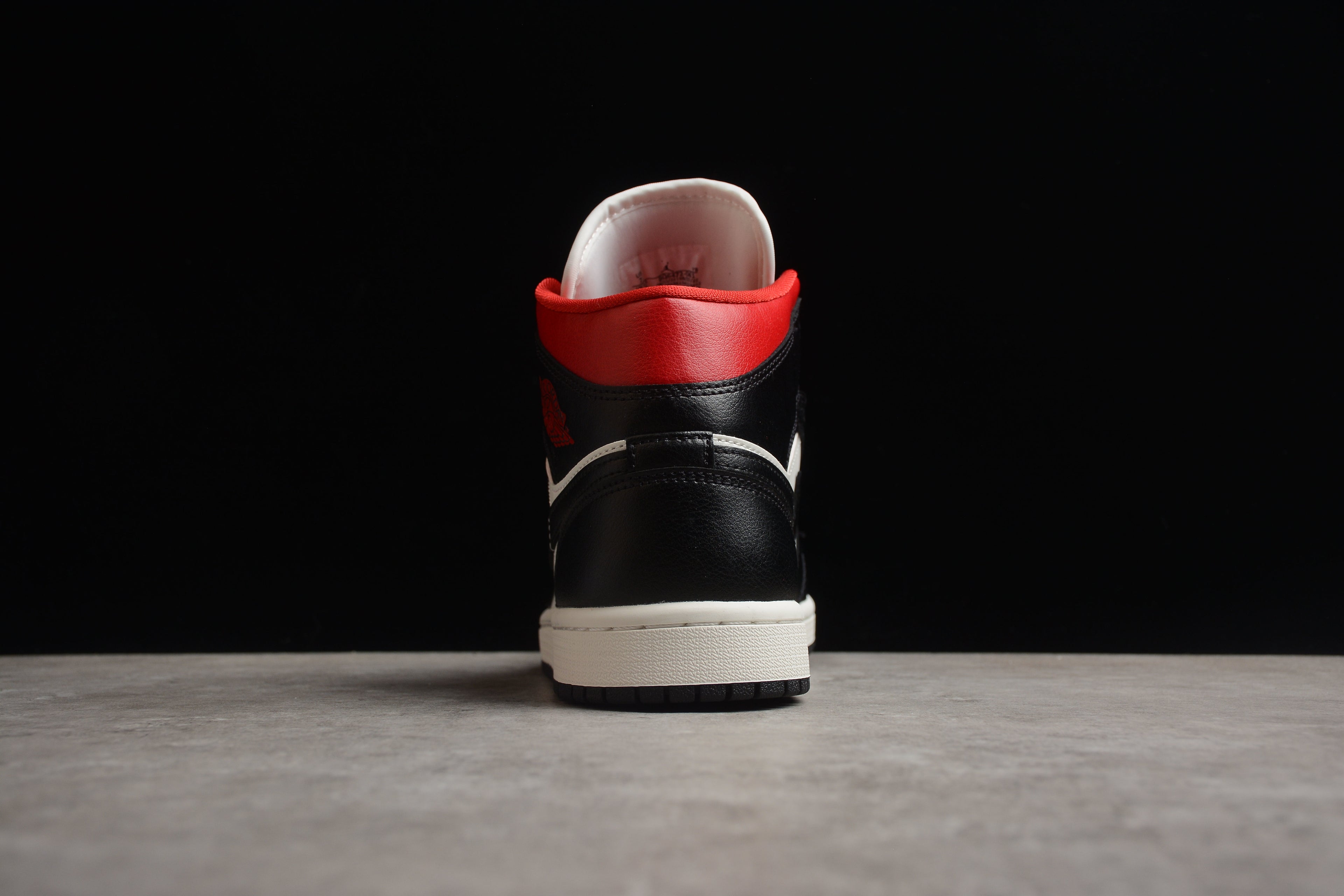 Air Jordan 1 Mid – Negro / Rojo / Blanco