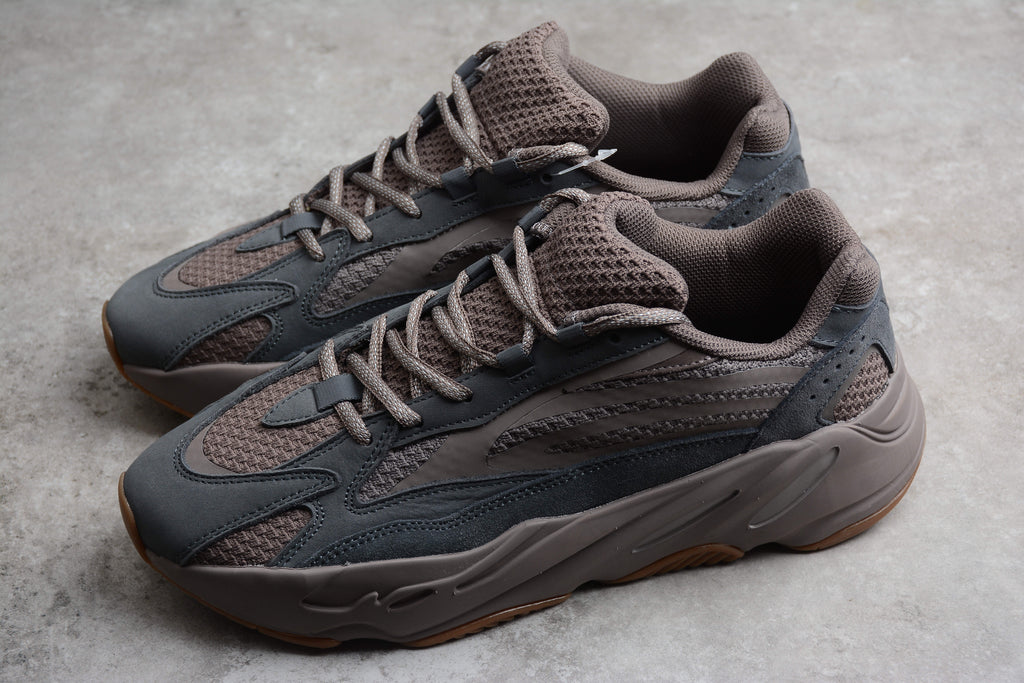 Adidas Yeezy 700 – Marrón