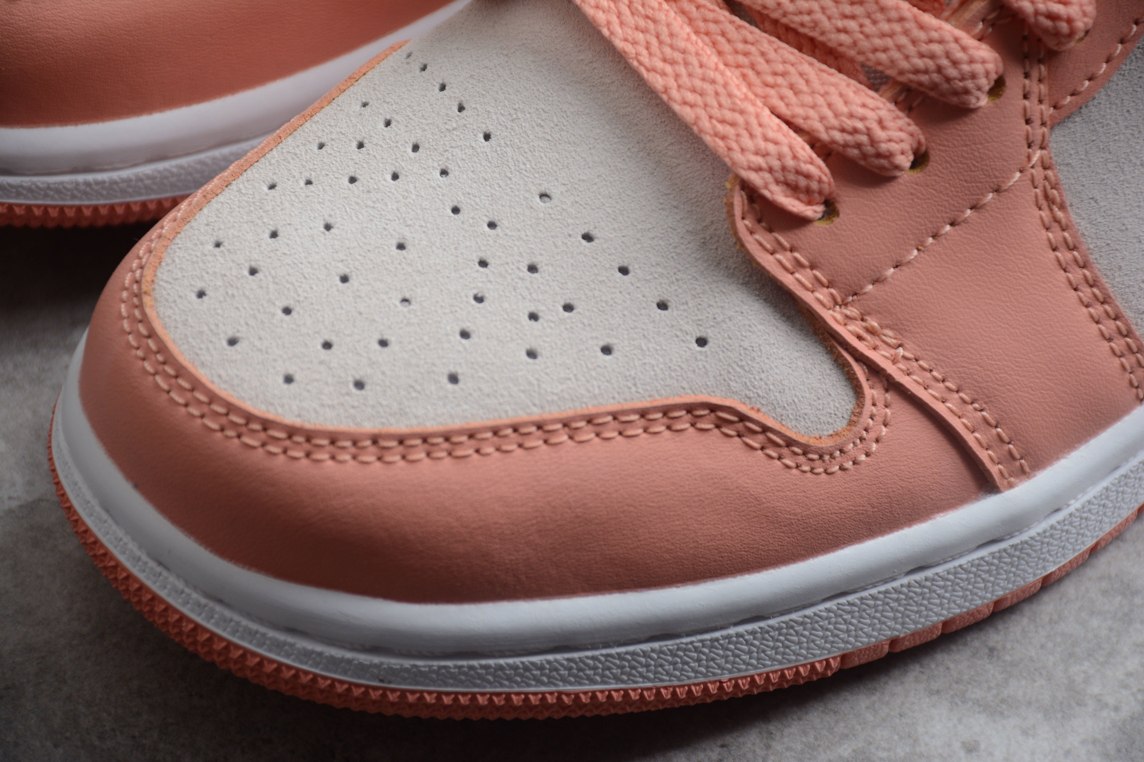 Jordan 1 Low – Rosa Claro