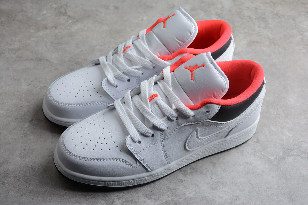 Jordan 1 Low – Blanco / Rosa / Negro