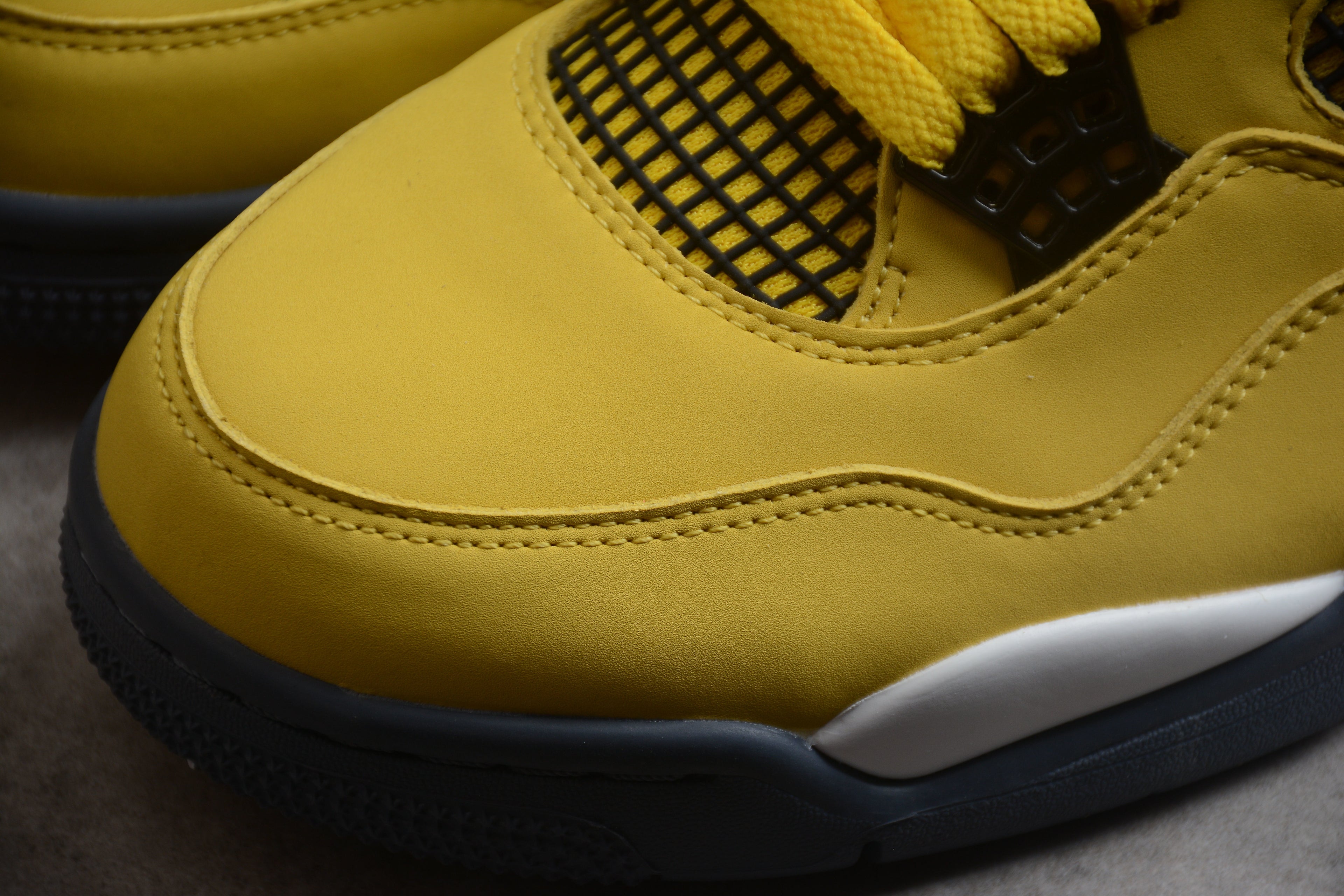 Air Jordan 4 – Amarillo / Negro