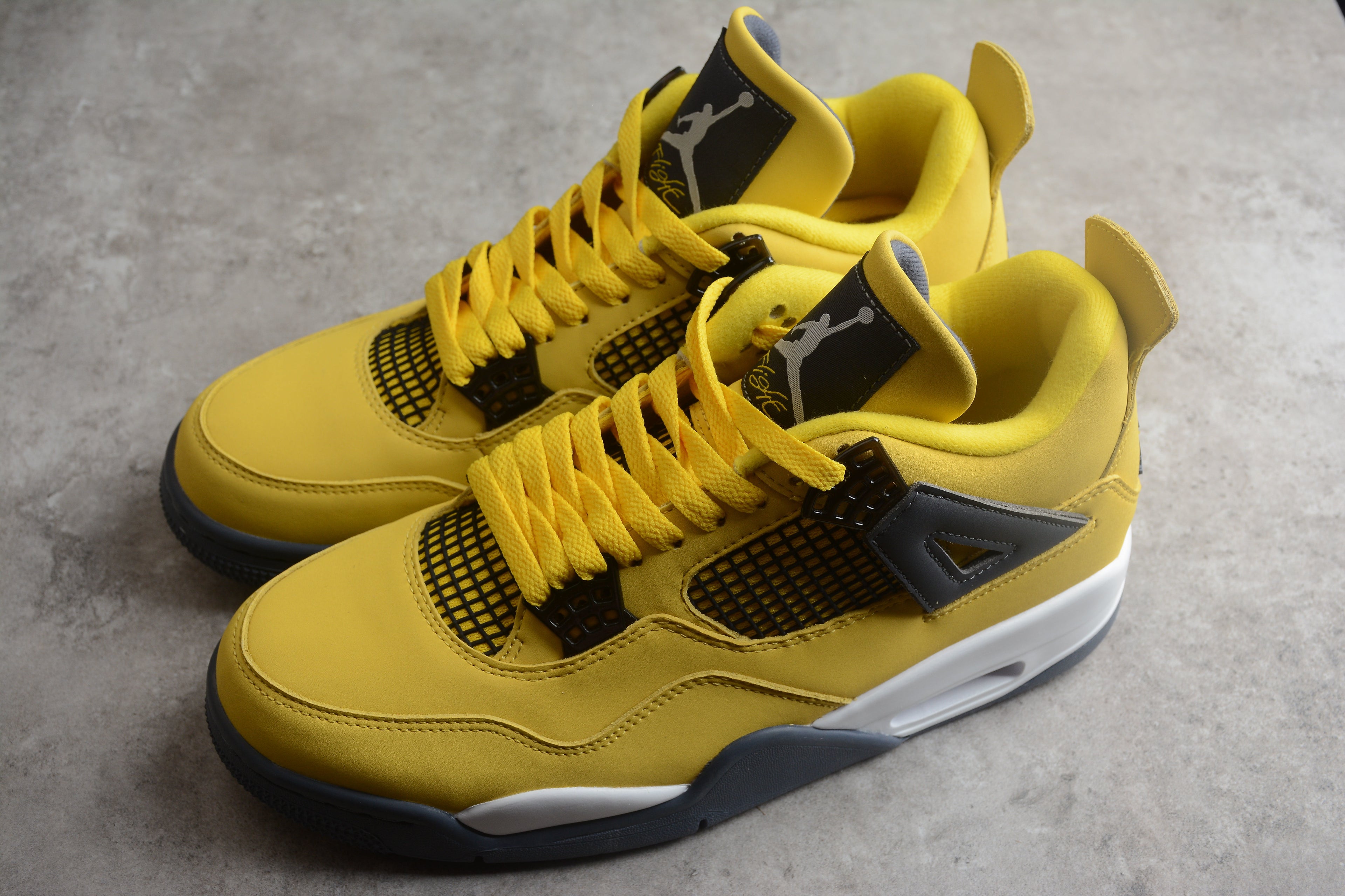 Air Jordan 4 – Amarillo / Negro