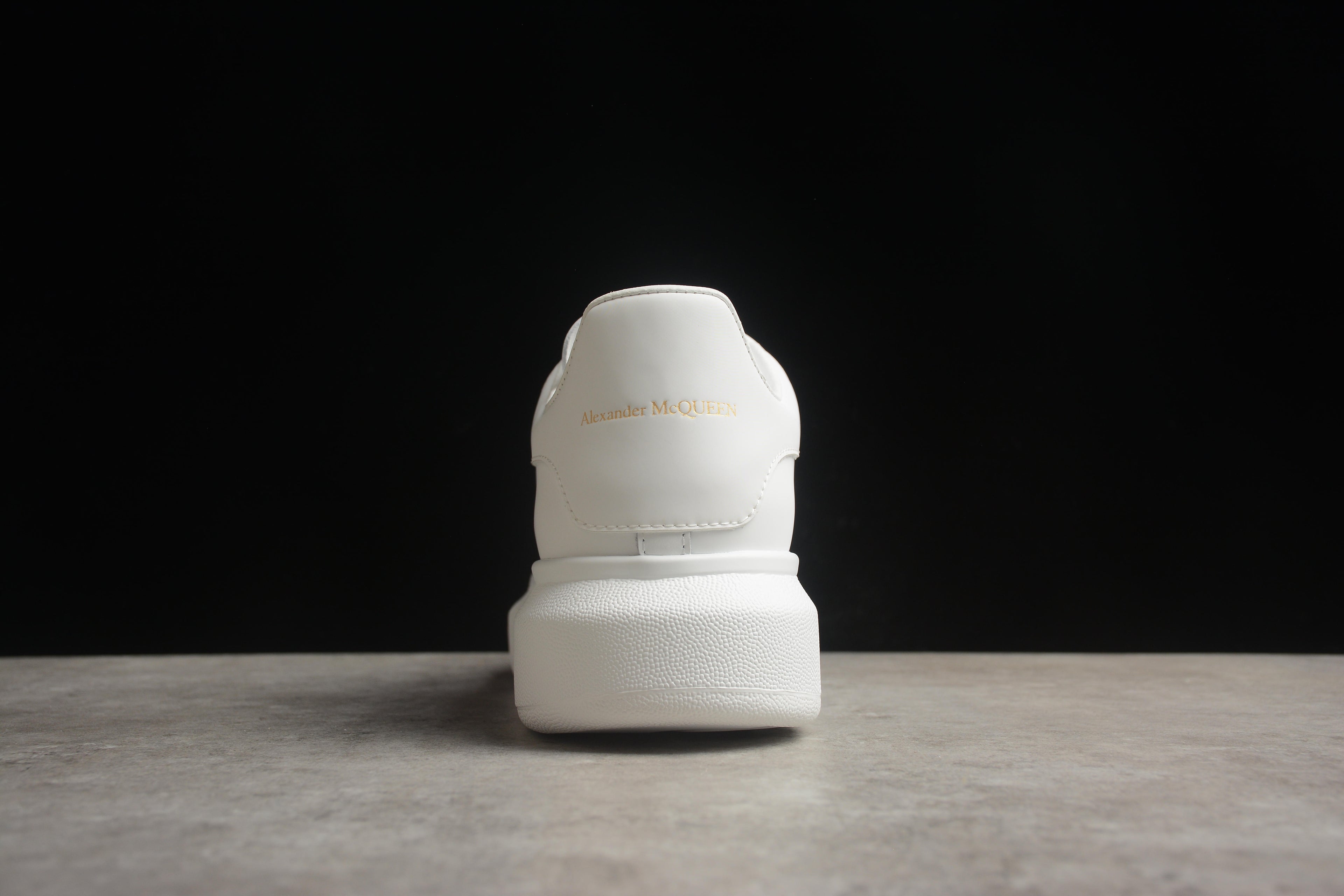 Alexander McQueen – Blanco / Letras Doradas