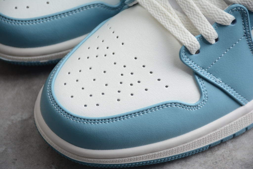 Air Jordan 1 Mid – Azul Claro / Blanco