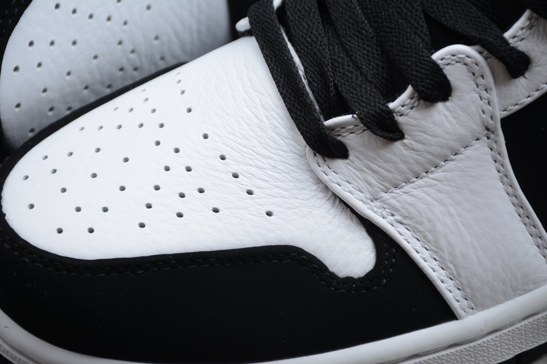 Air Jordan 1 Mid – Blanco / Negro