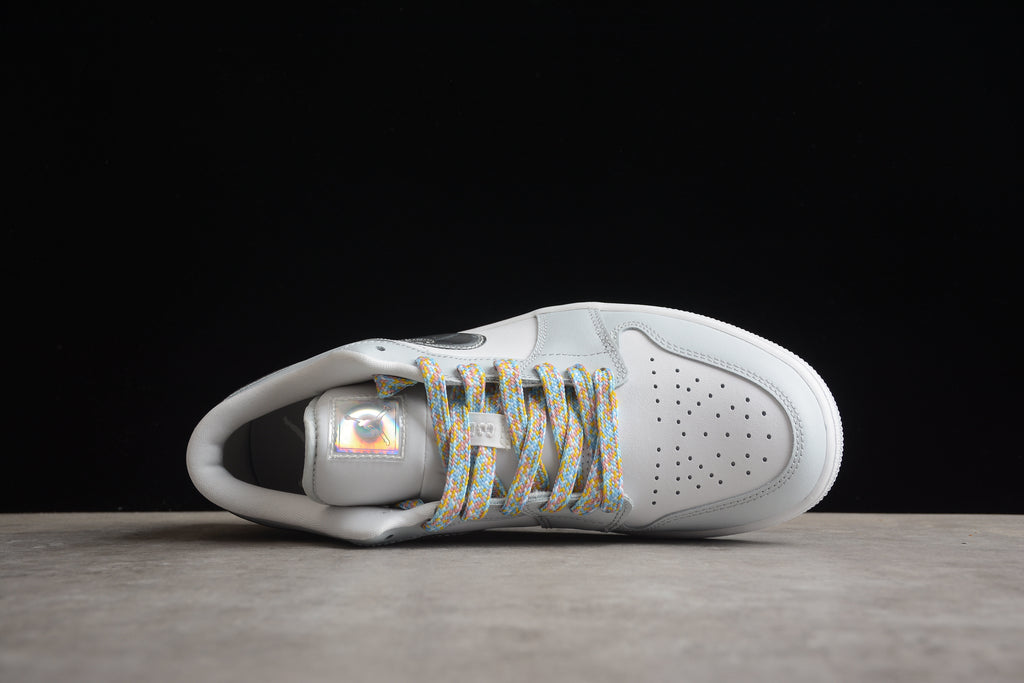 Jordan 1 Low – Beige / Plata / Blanco