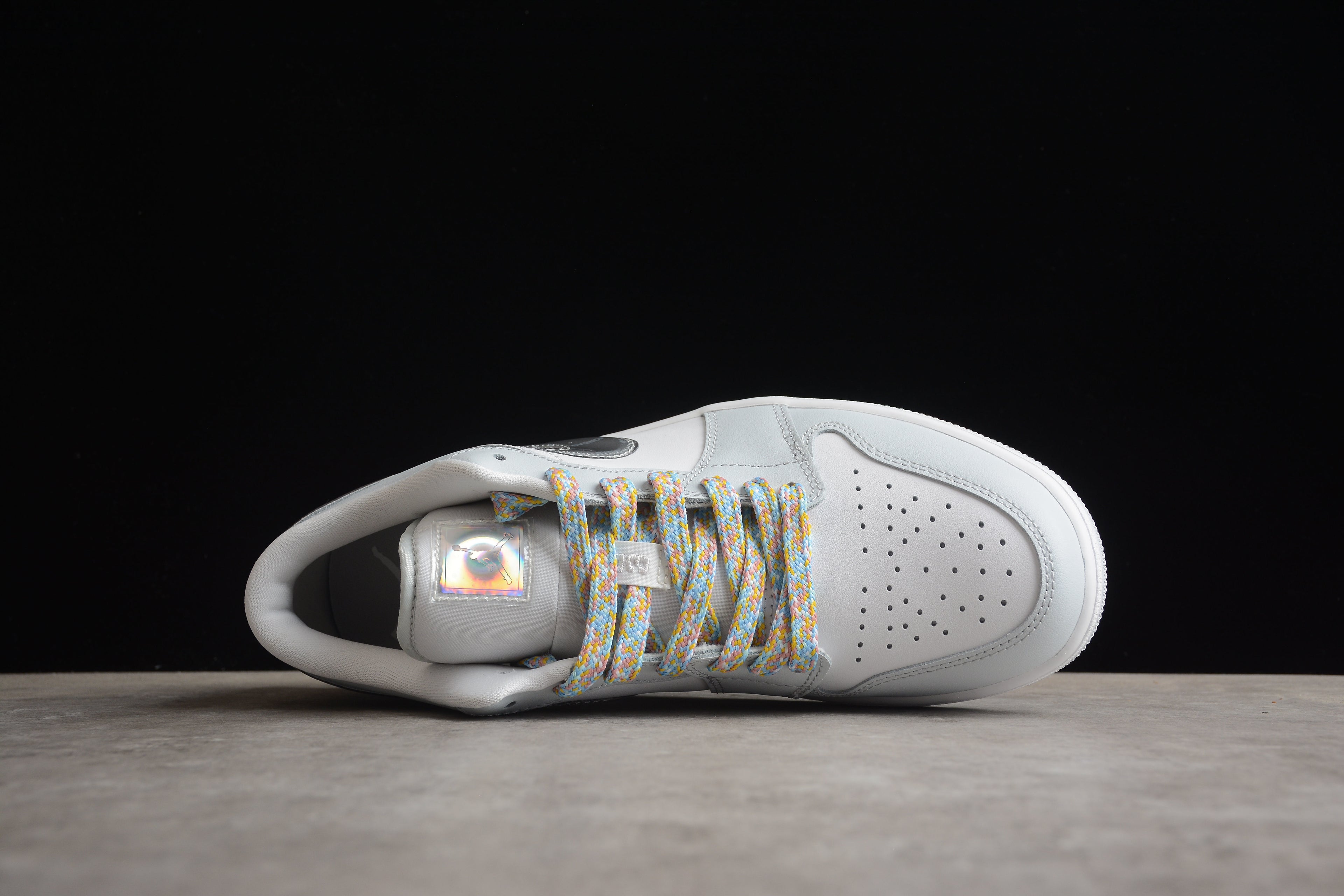 Jordan 1 Low – Beige / Plata / Blanco