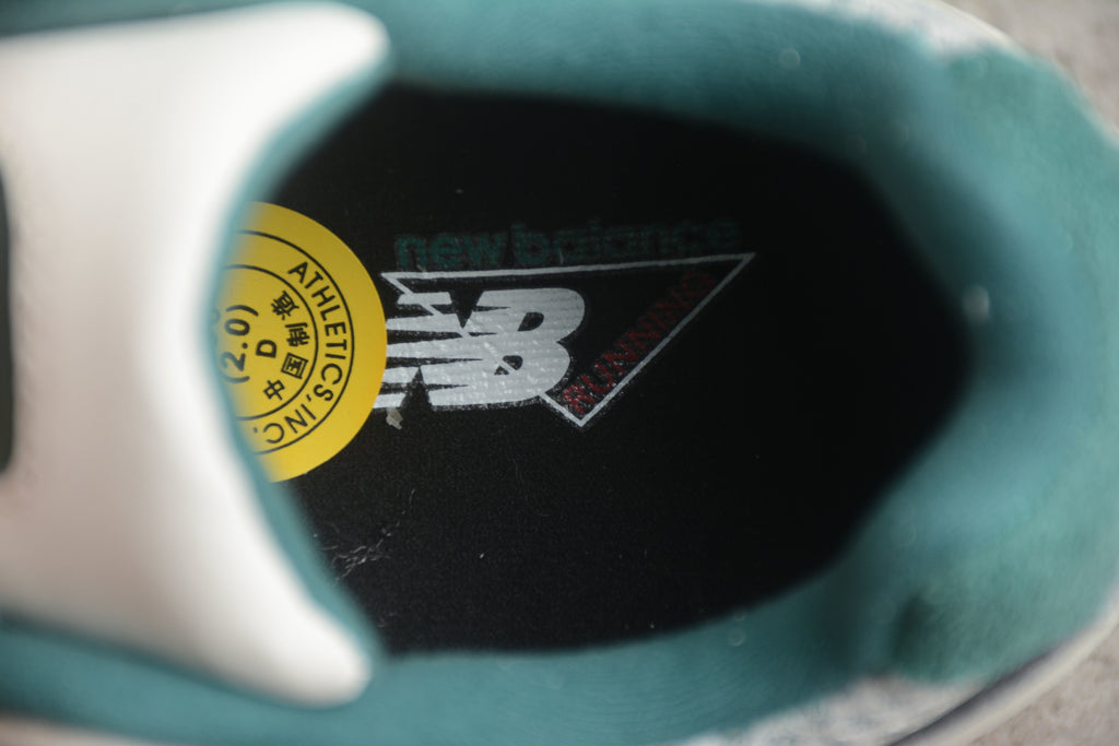 New Balance 2002R – Beige / Negro