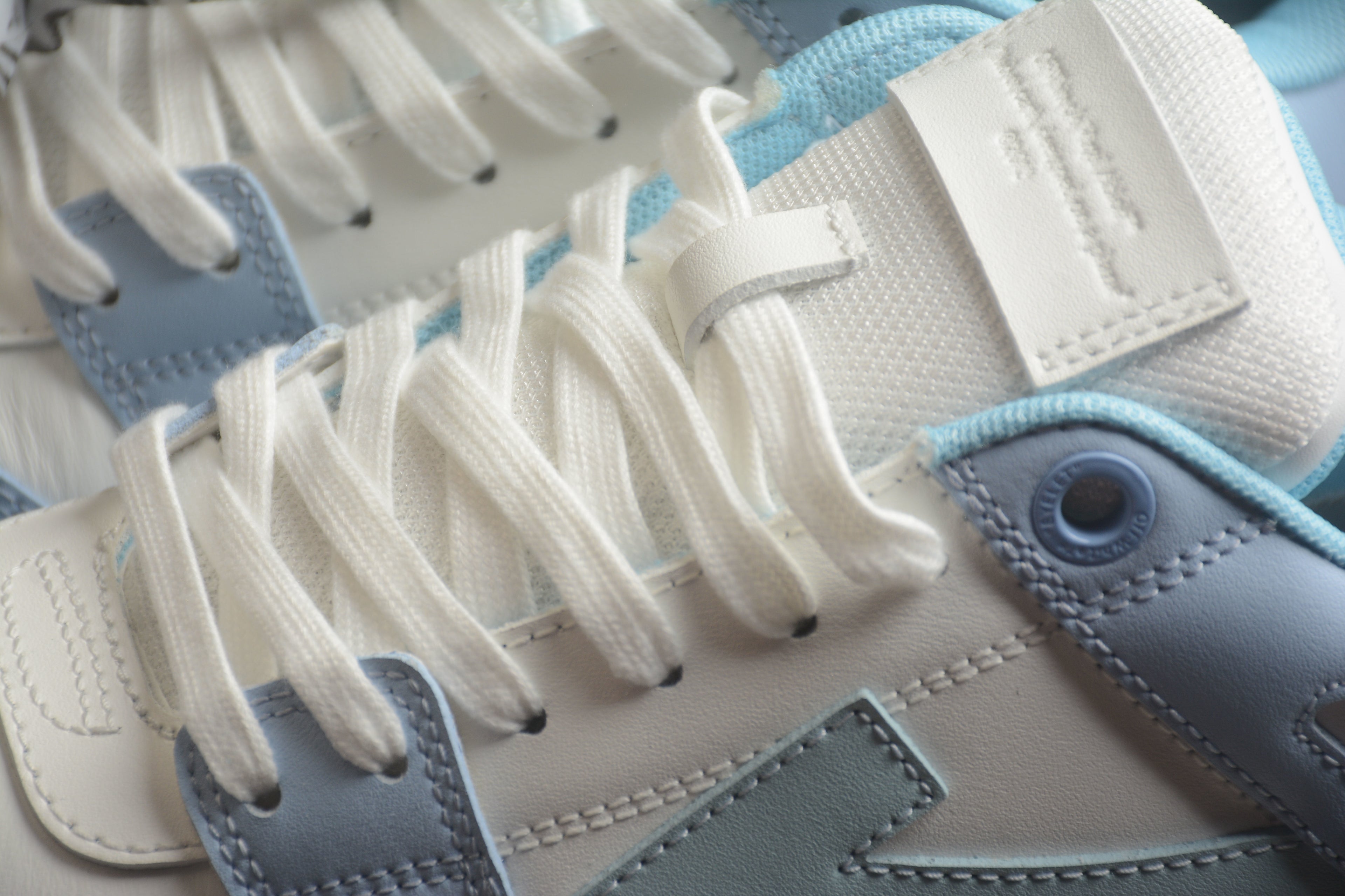 Off-White – Azul / Blanco