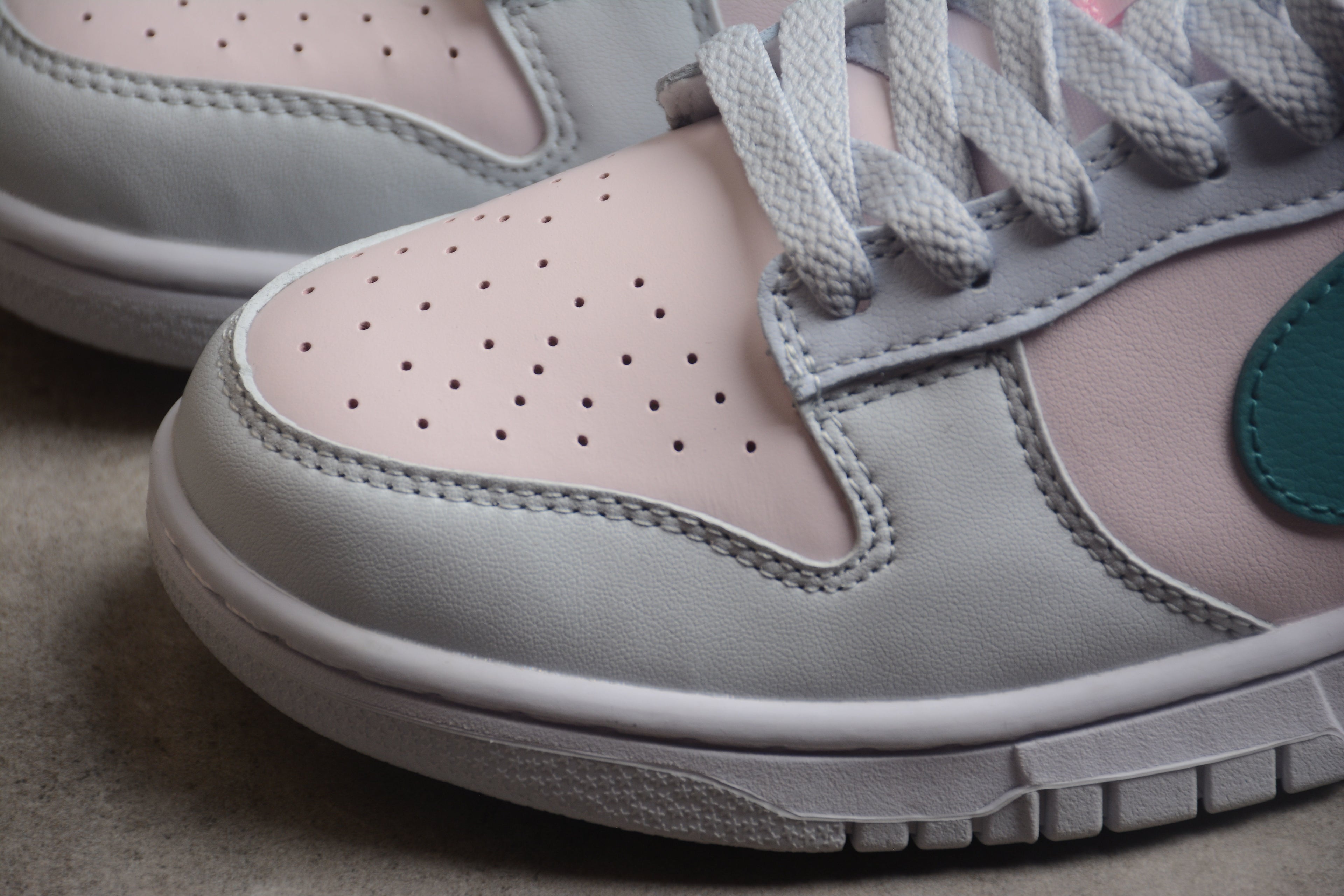 Dunk SB – Gris / Rosa / Turquesa