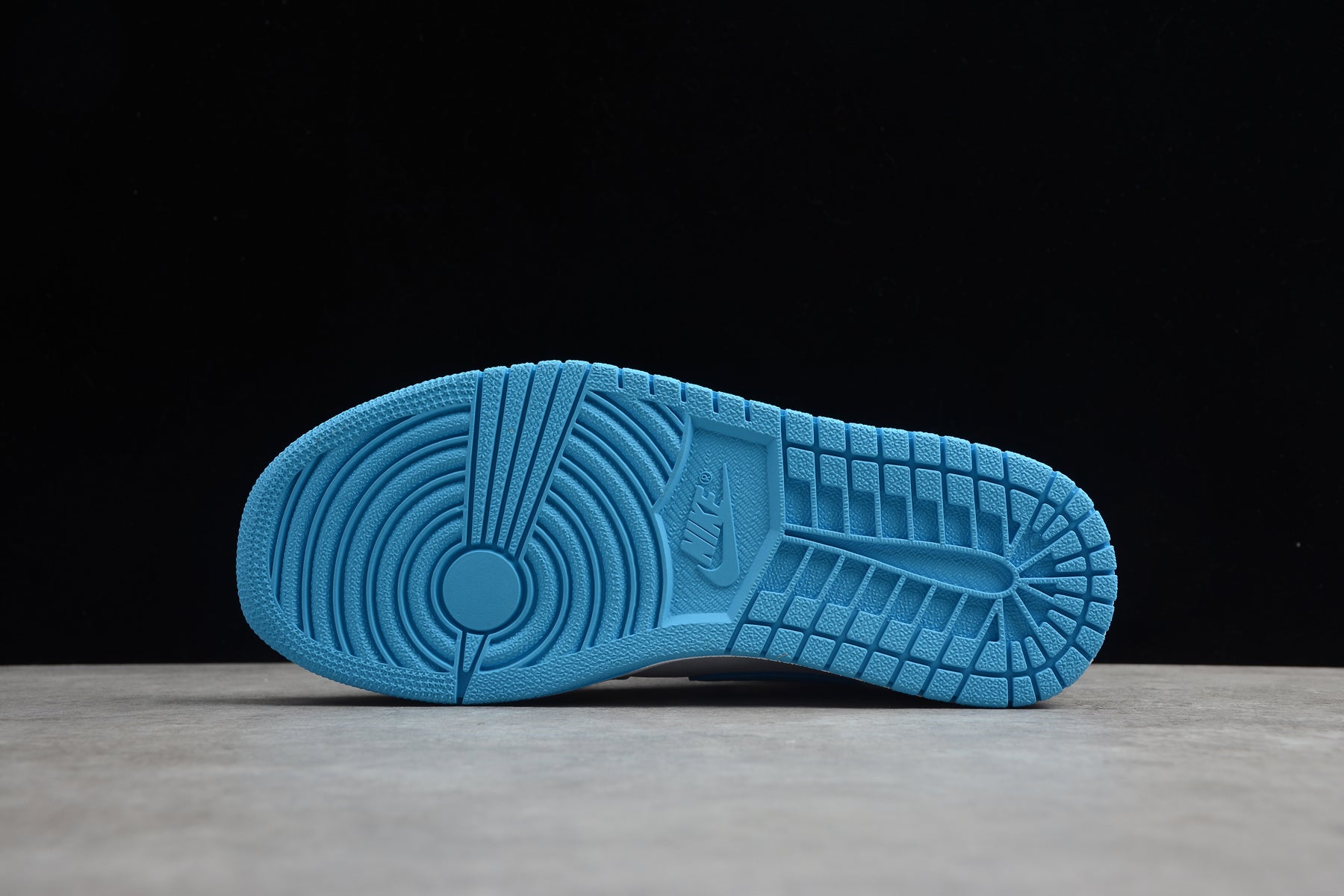 Air Jordan 1 Mid – Blanco / Azul Claro
