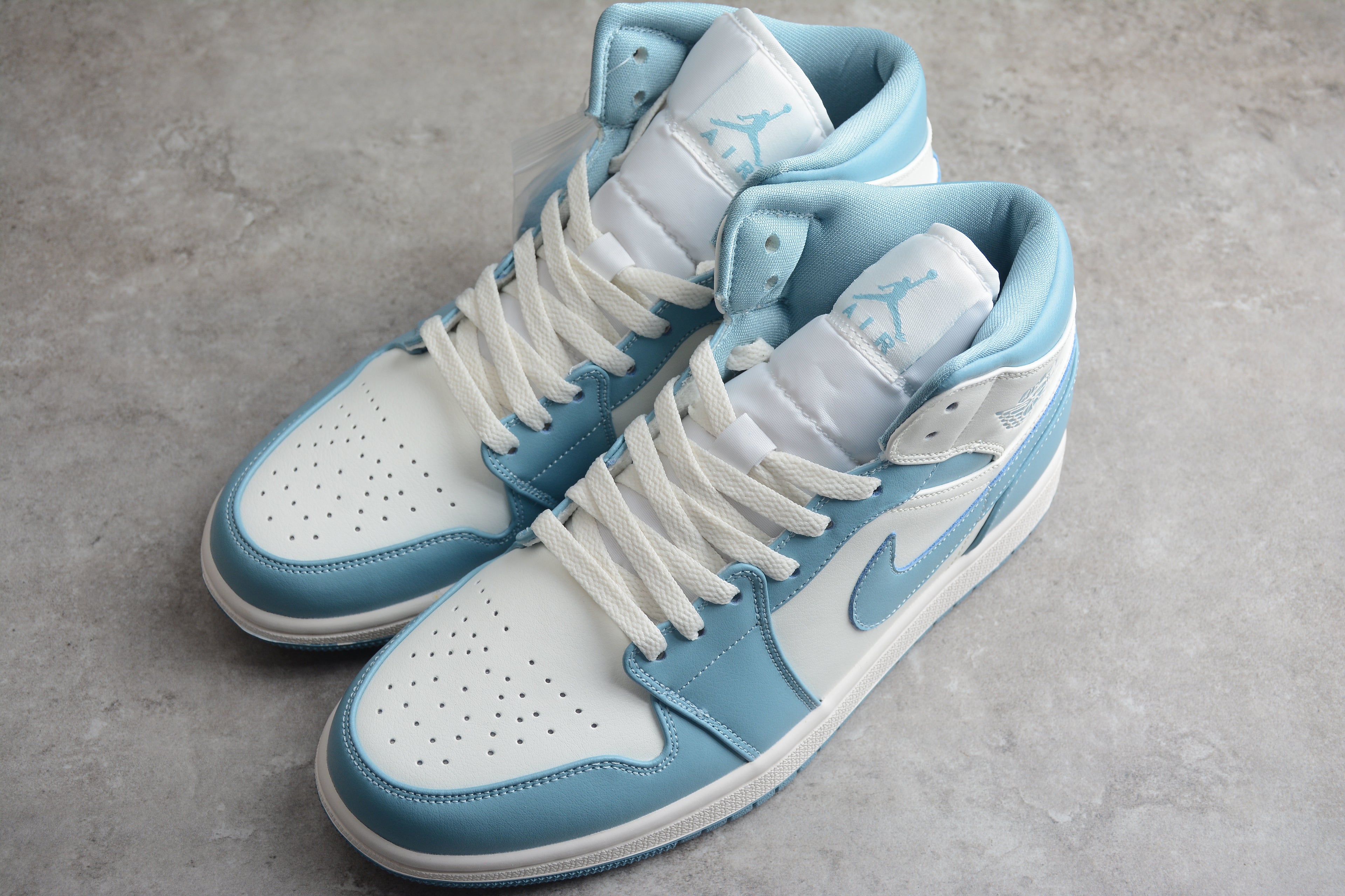 Air Jordan 1 Mid – Azul Claro / Blanco