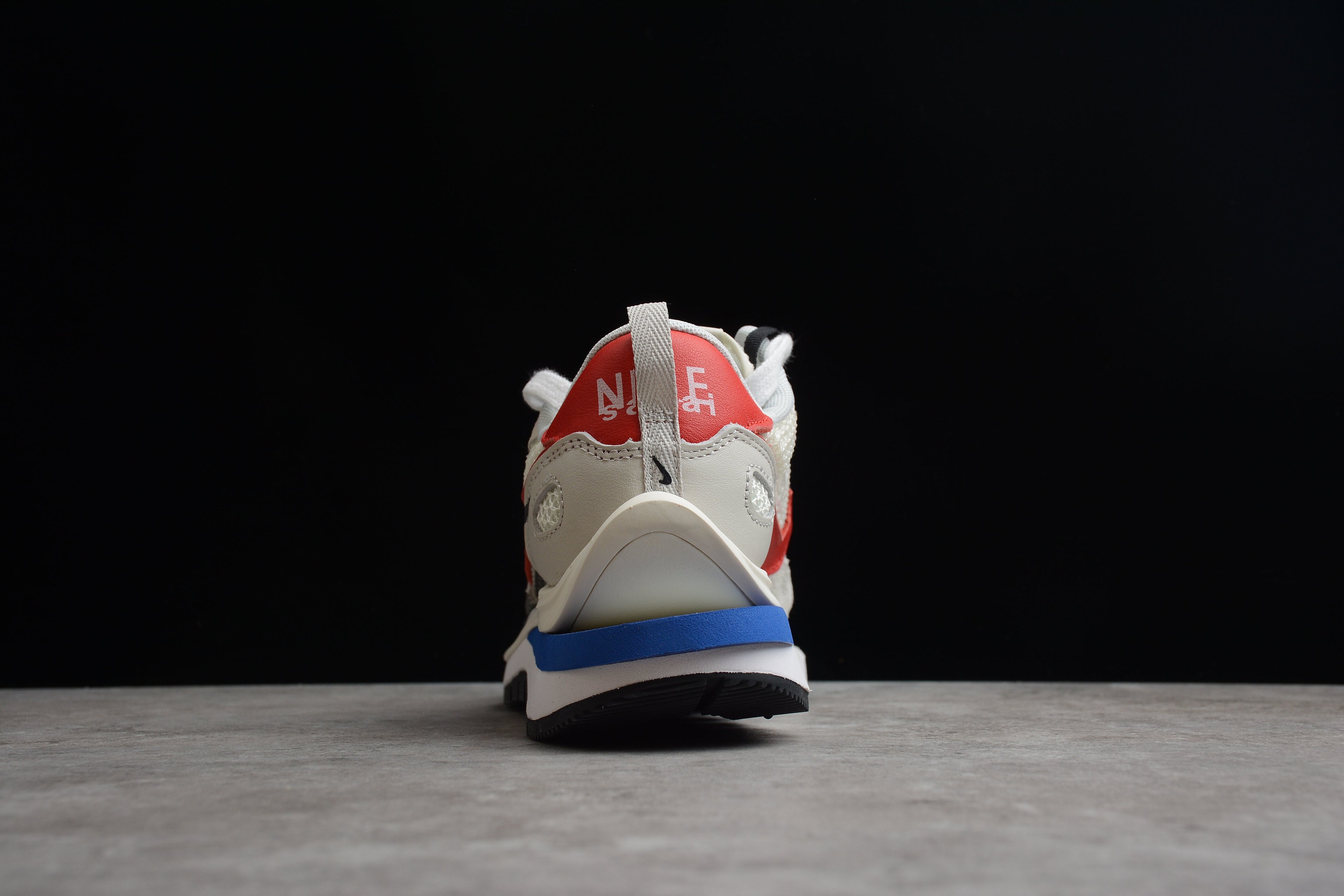 Sacai x VaporWaffle – Blanco / Rojo