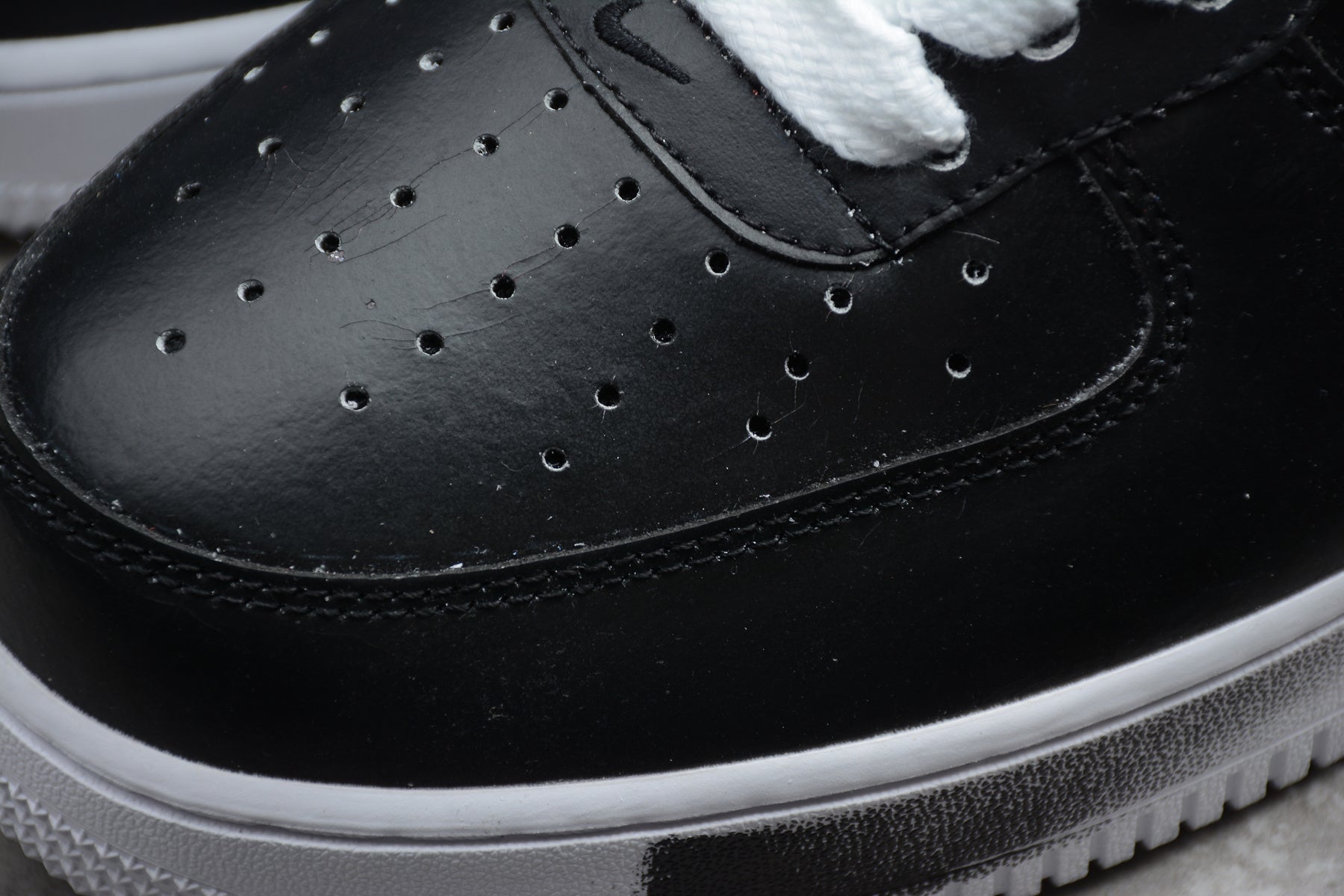 Air Force 1 Low – Negro con Suela Blanca
