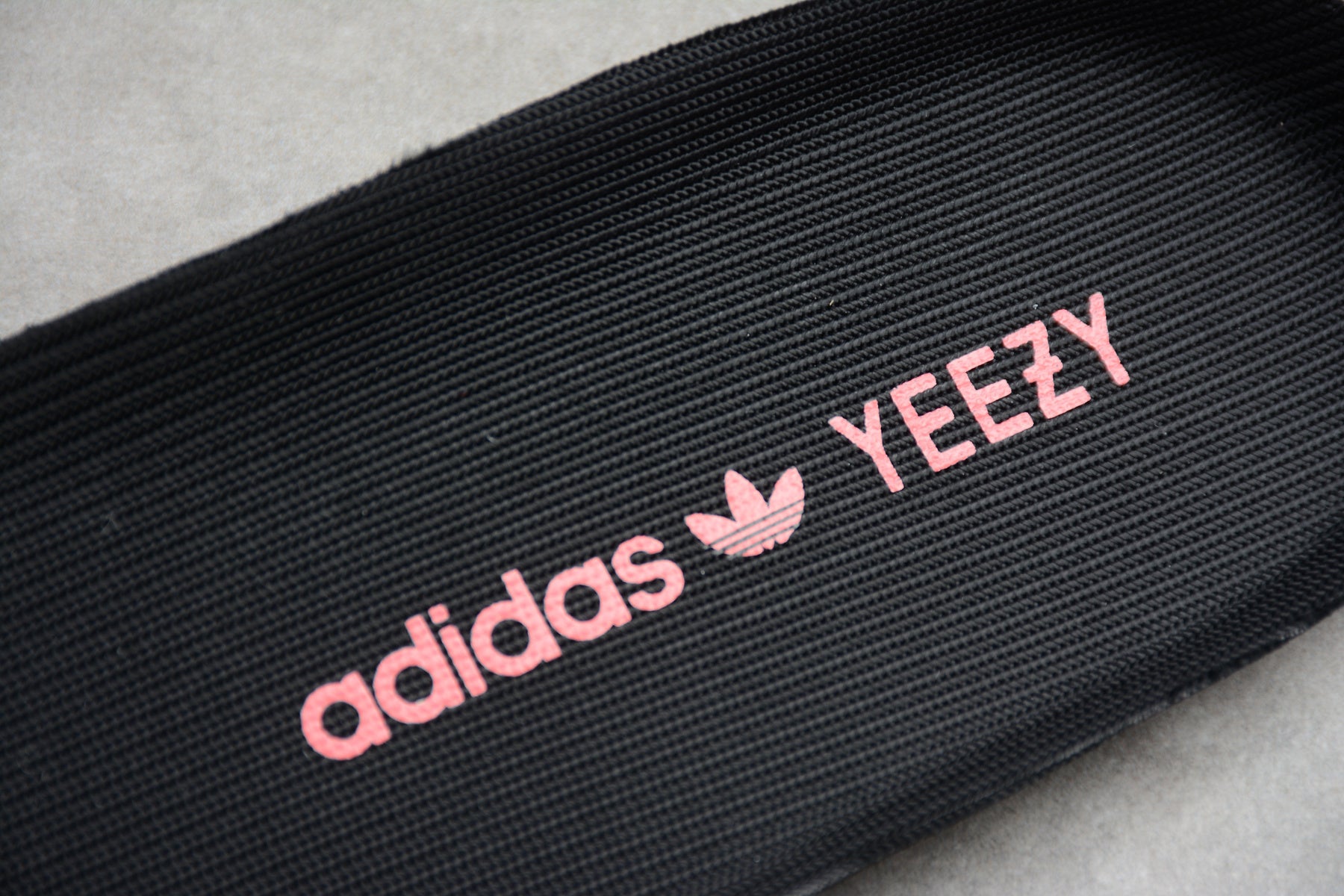 Adidas Yeezy 350 – Negro / Rojo
