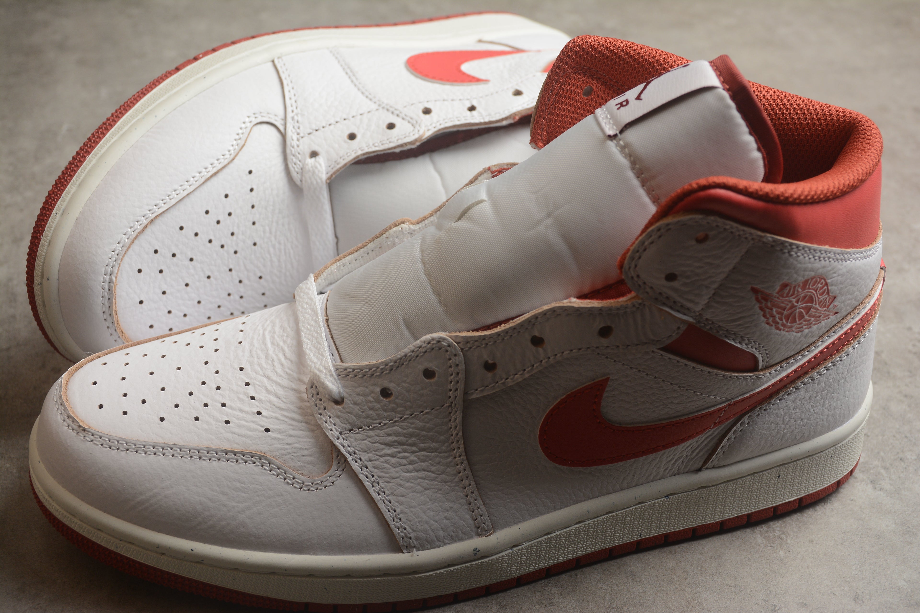 Air Jordan 1 Mid – Blanco / Rojo