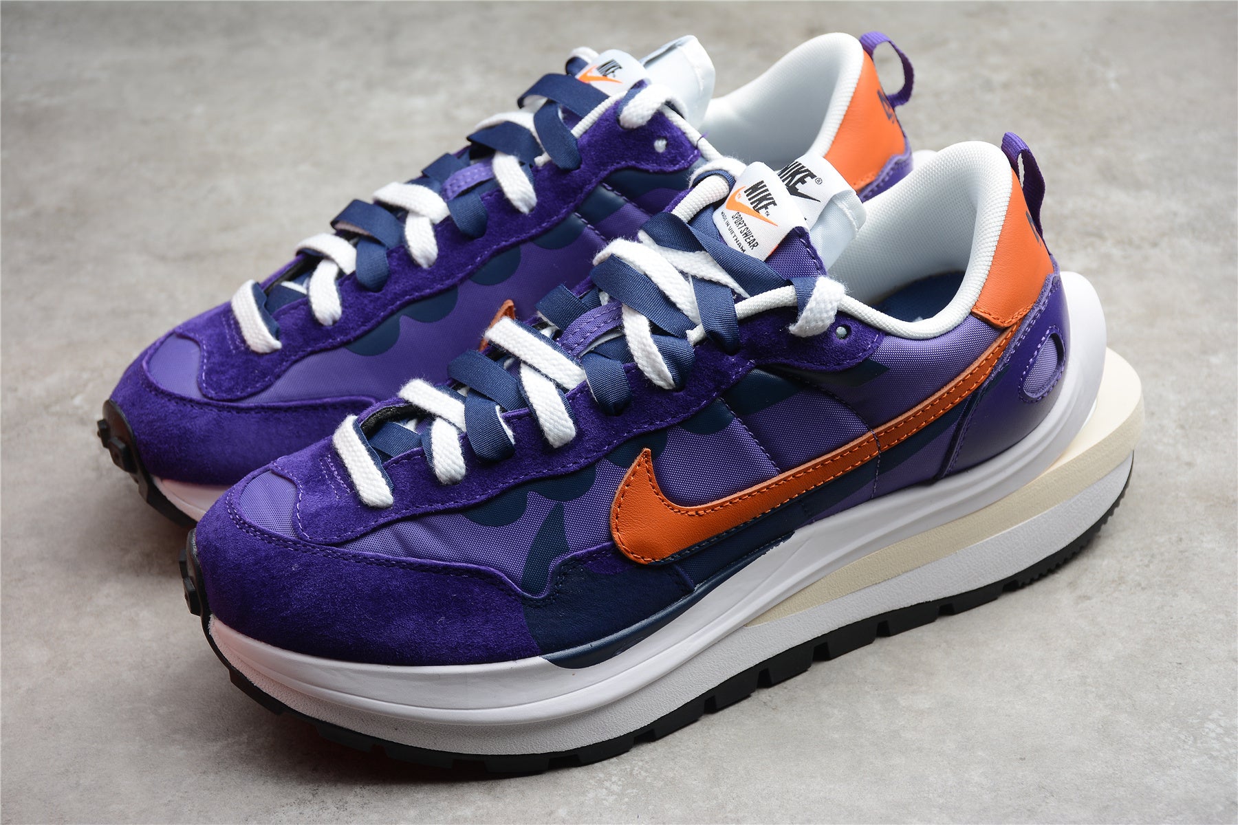 Sacai x VaporWaffle – Azul Oscuro / Naranja