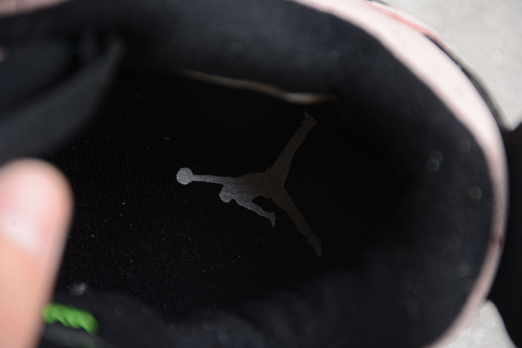 Air Jordan 4 – Rosa / Negro / Dorado