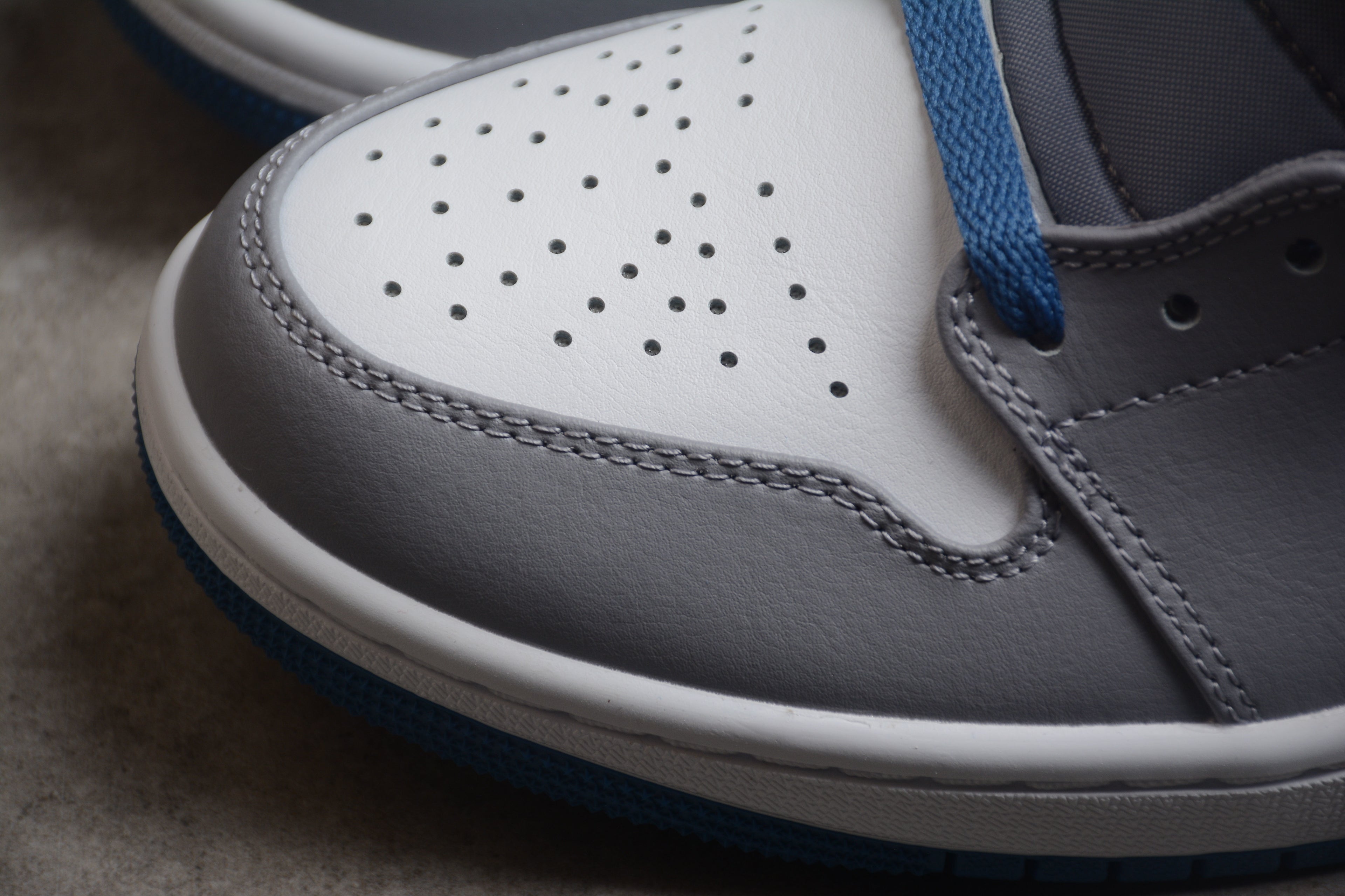 Air Jordan 1 Mid – Blanco / Gris
