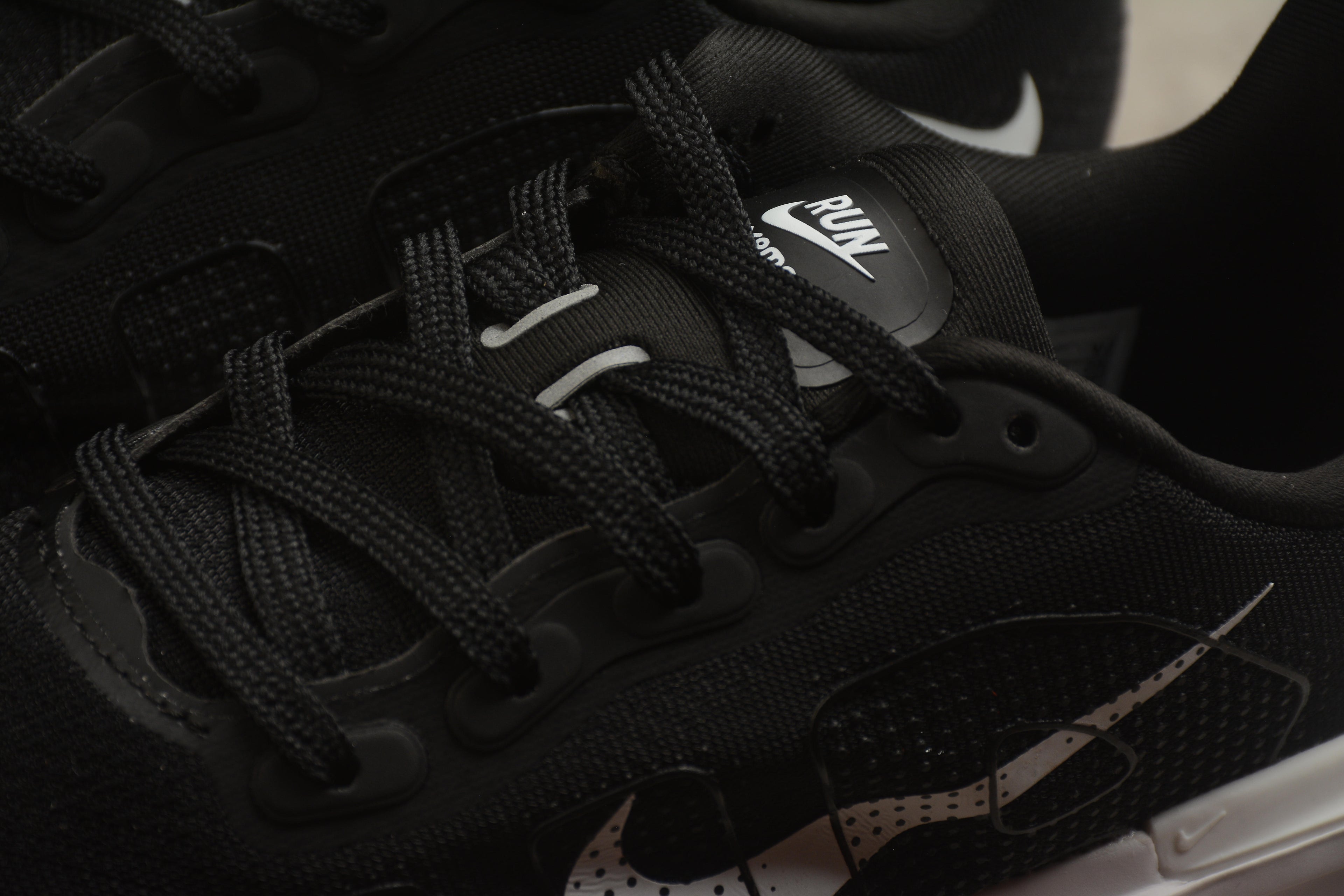 Vomero Premium – Negro / Blanco