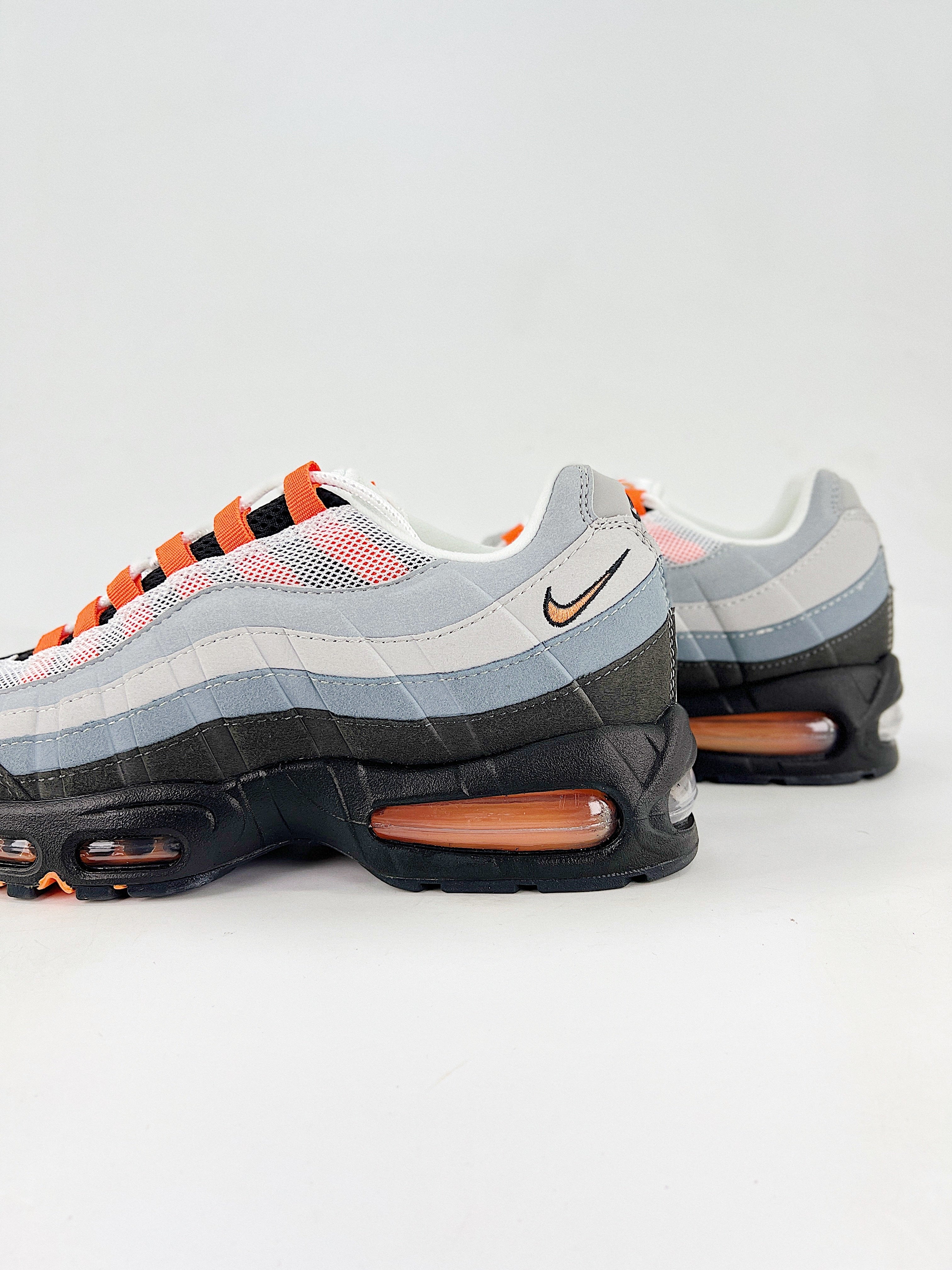 Air Max 95 – Negro / Gris / Naranja
