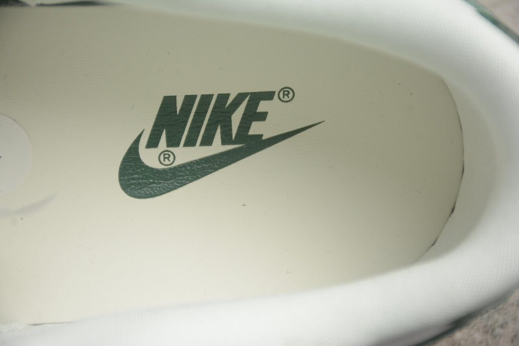 Dunk SB – Verde Oscuro / Blanco