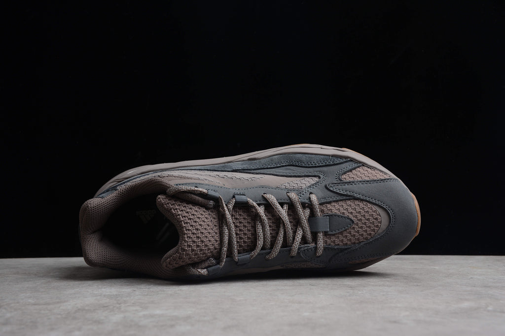 Adidas Yeezy 700 – Marrón