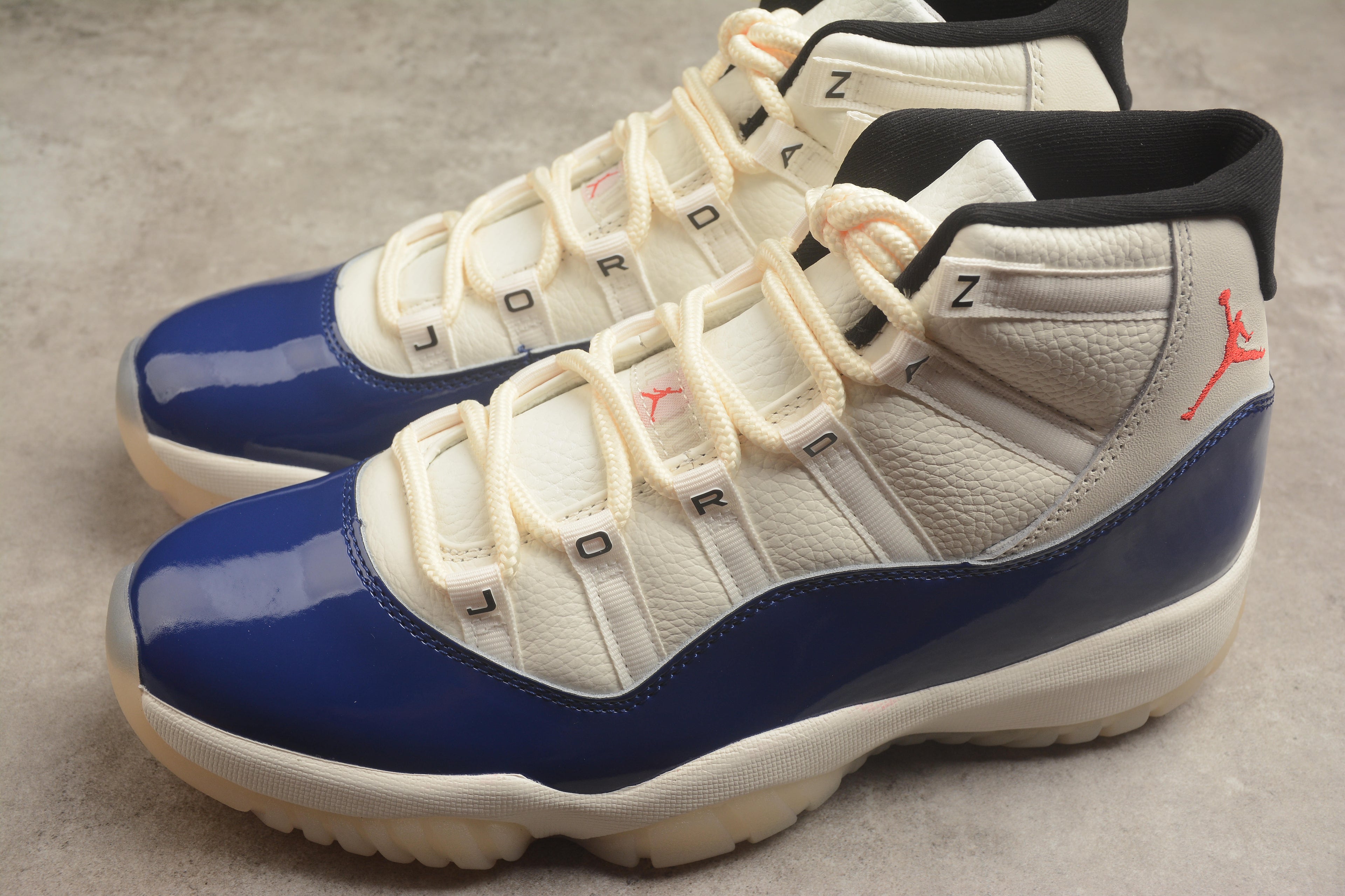 Air Jordan 11 – Beige / Azul