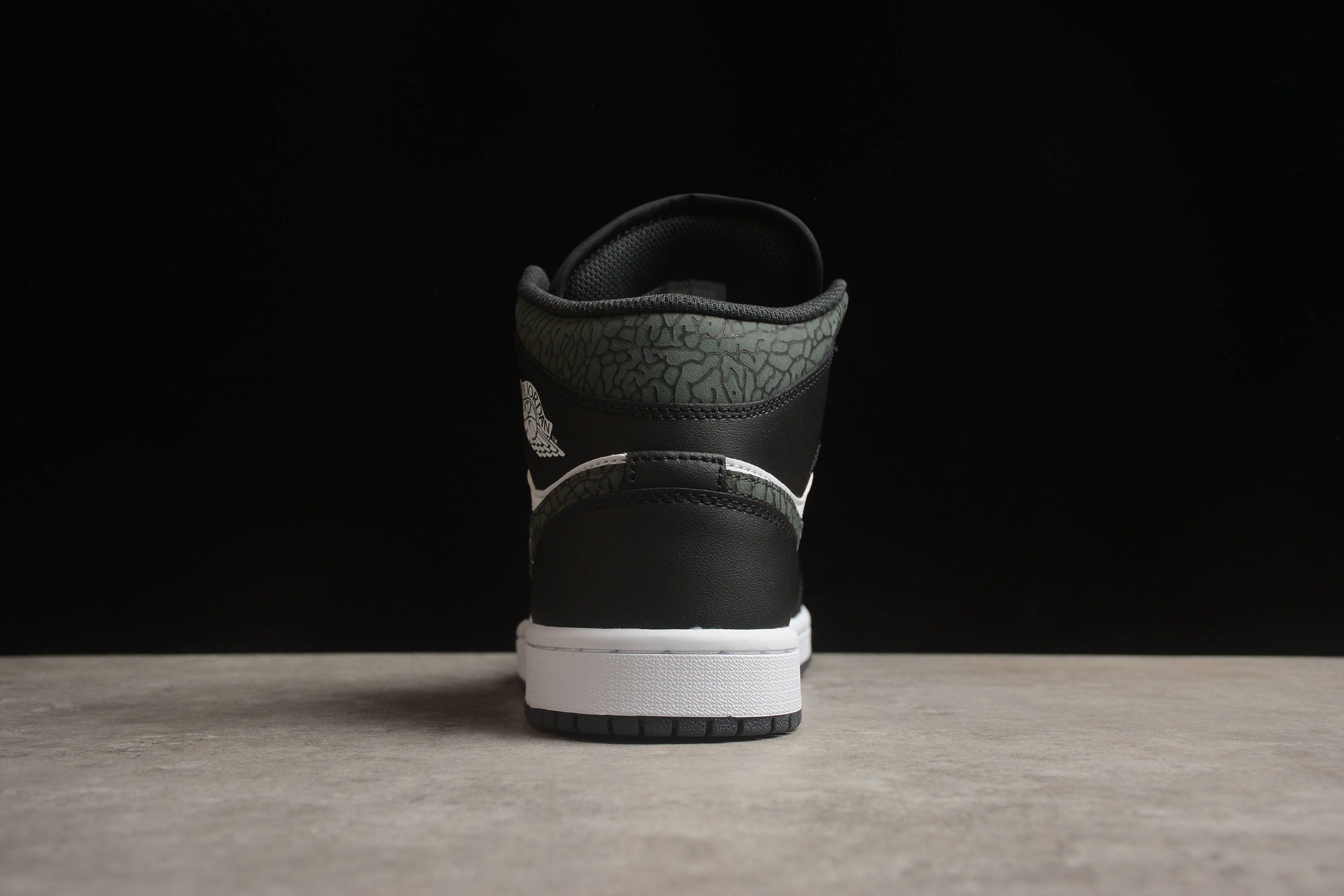 Air Jordan 1 Mid – Negro / Blanco