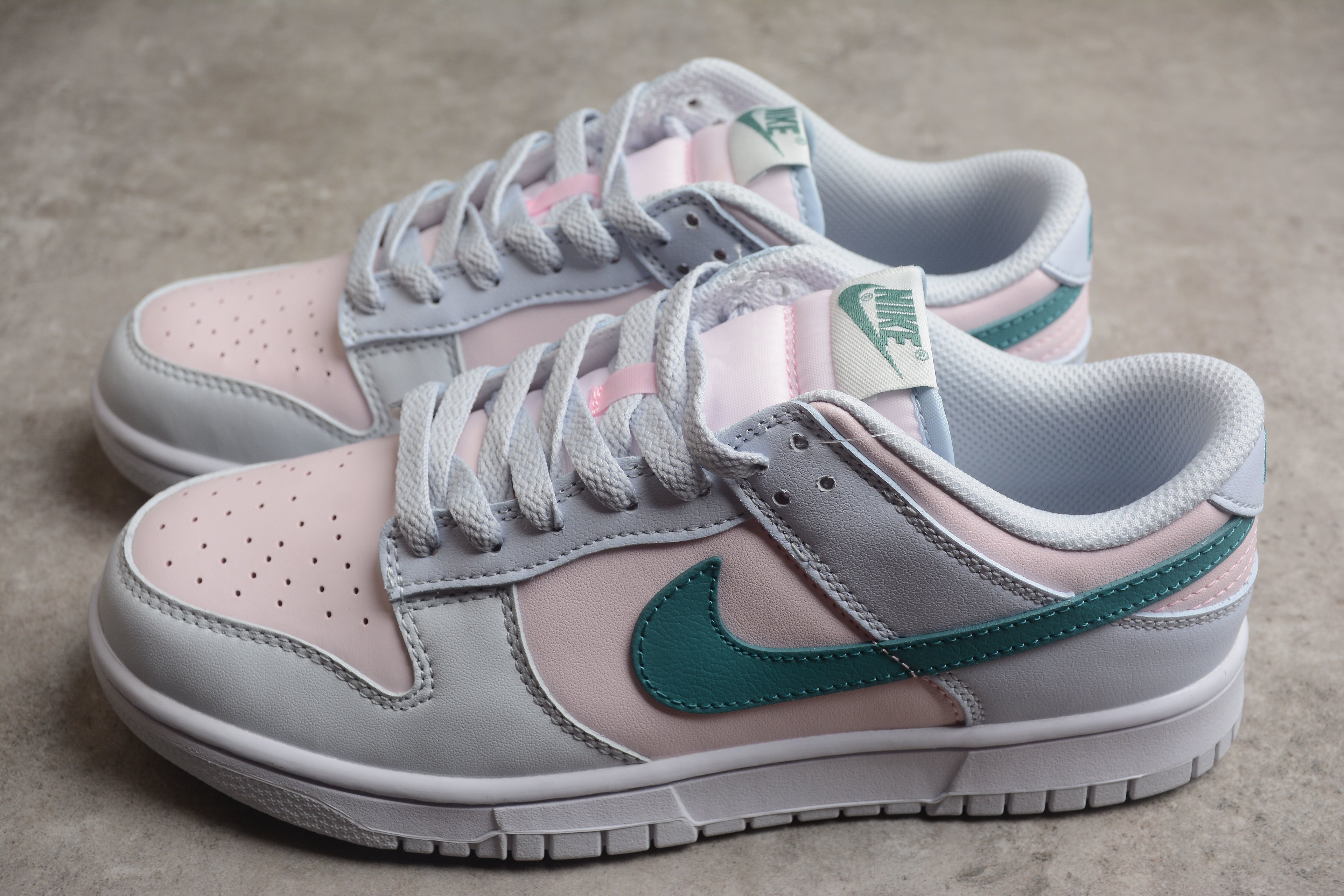 Dunk SB – Gris / Rosa / Turquesa