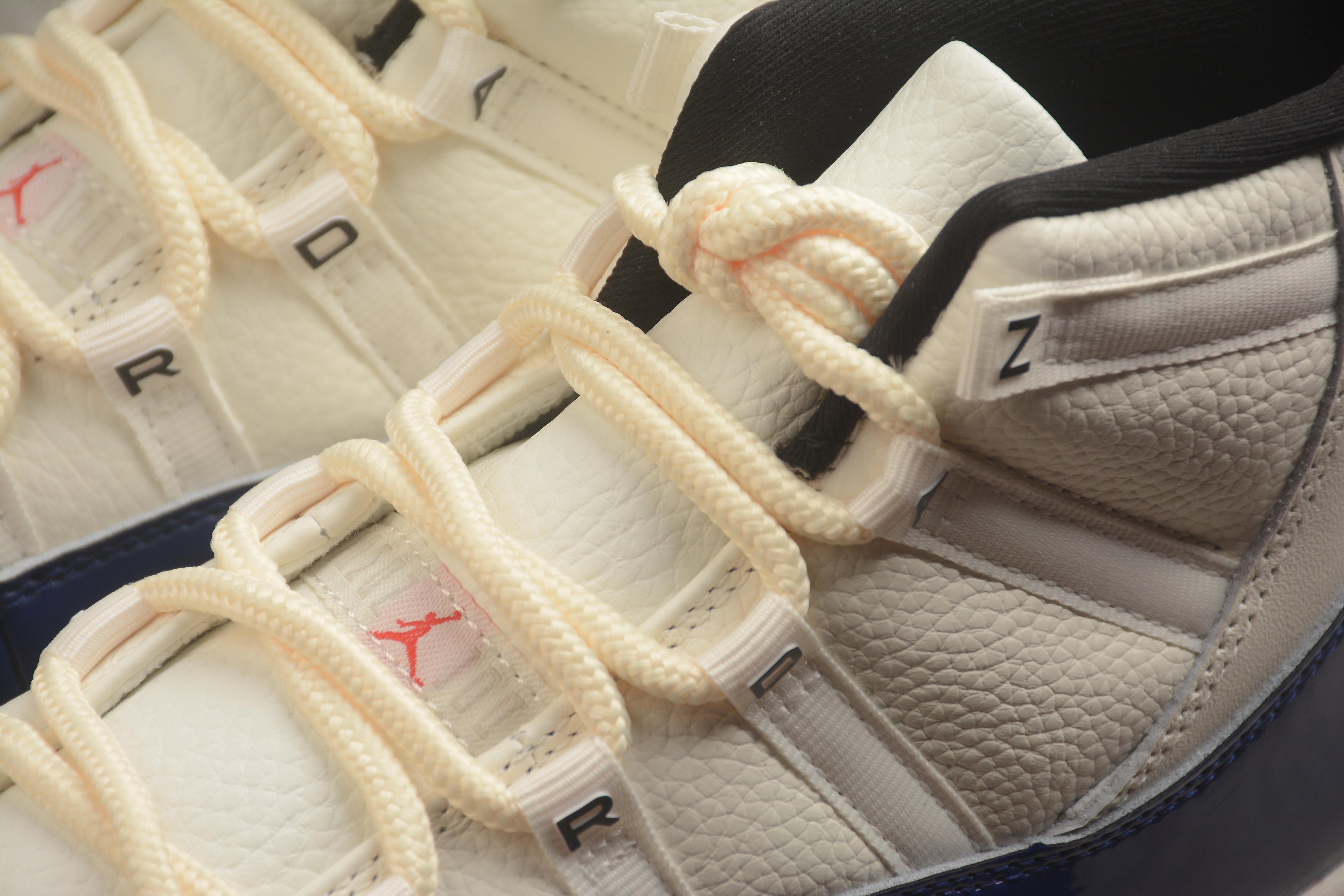 Air Jordan 11 – Beige / Azul