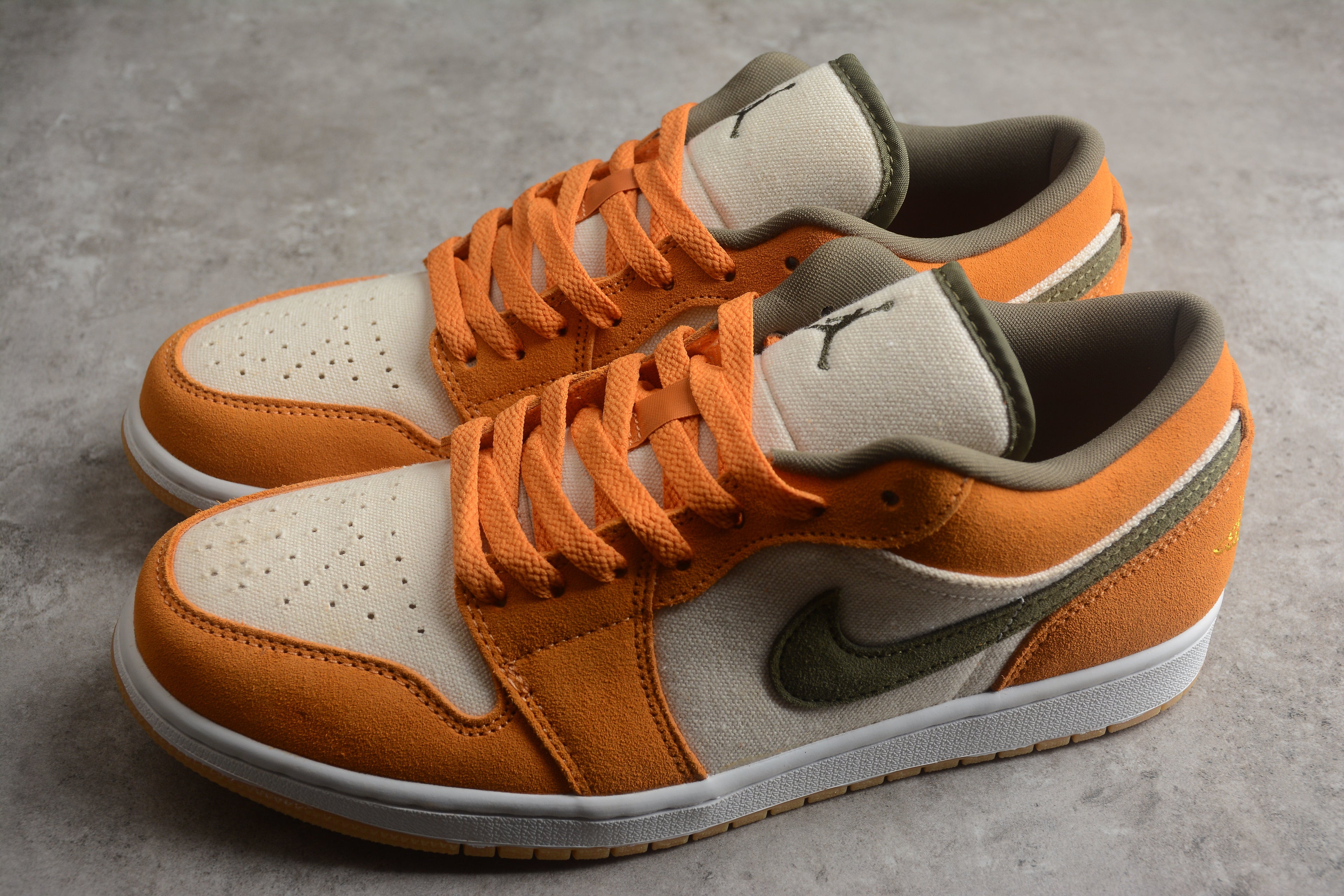 Jordan 1 Low – Amarillo / Beige