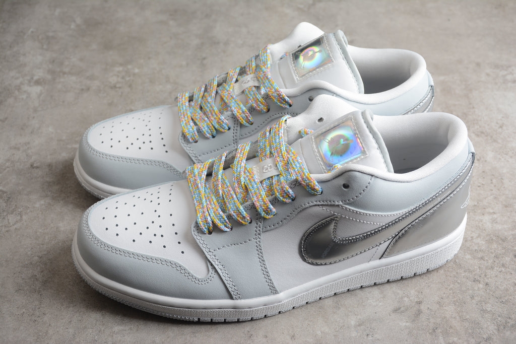 Jordan 1 Low – Beige / Plata / Blanco
