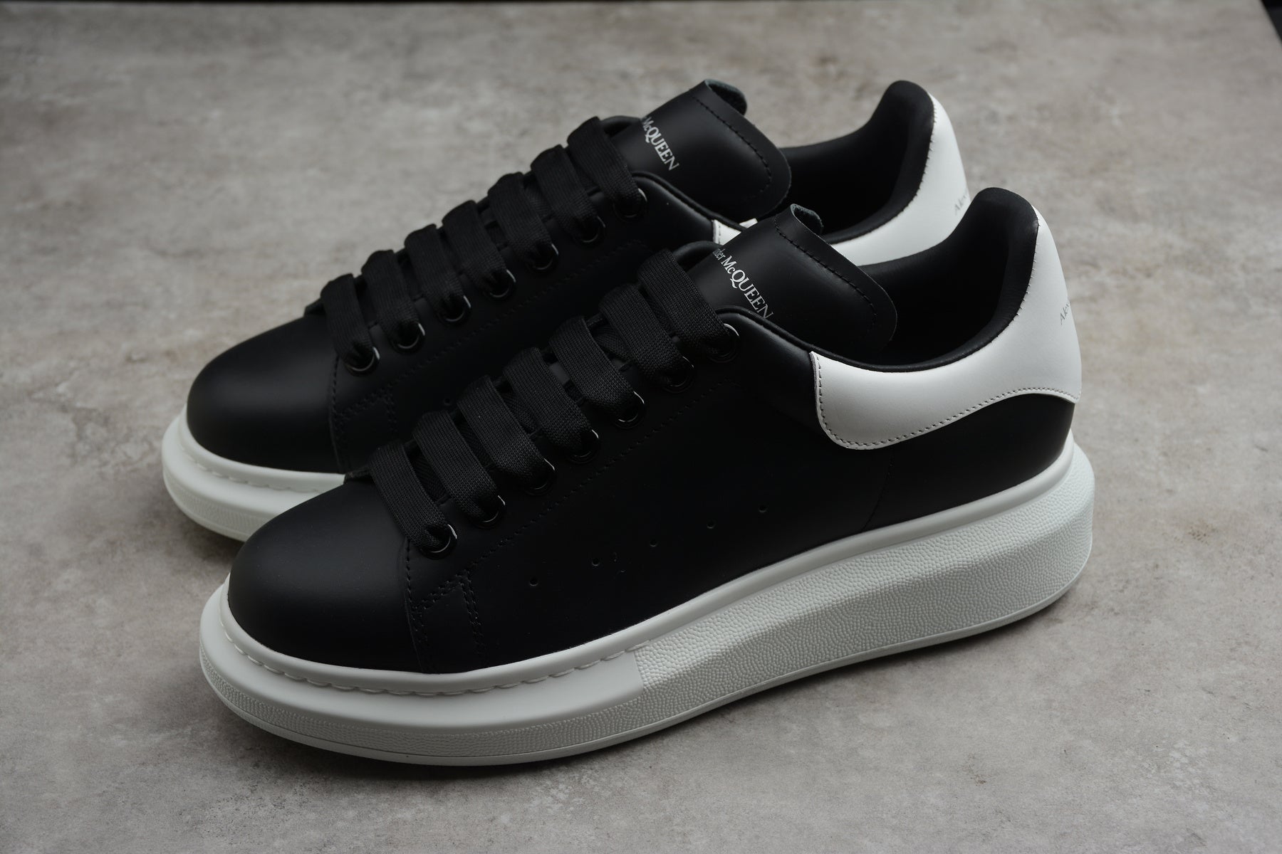 Alexander McQueen – Negro