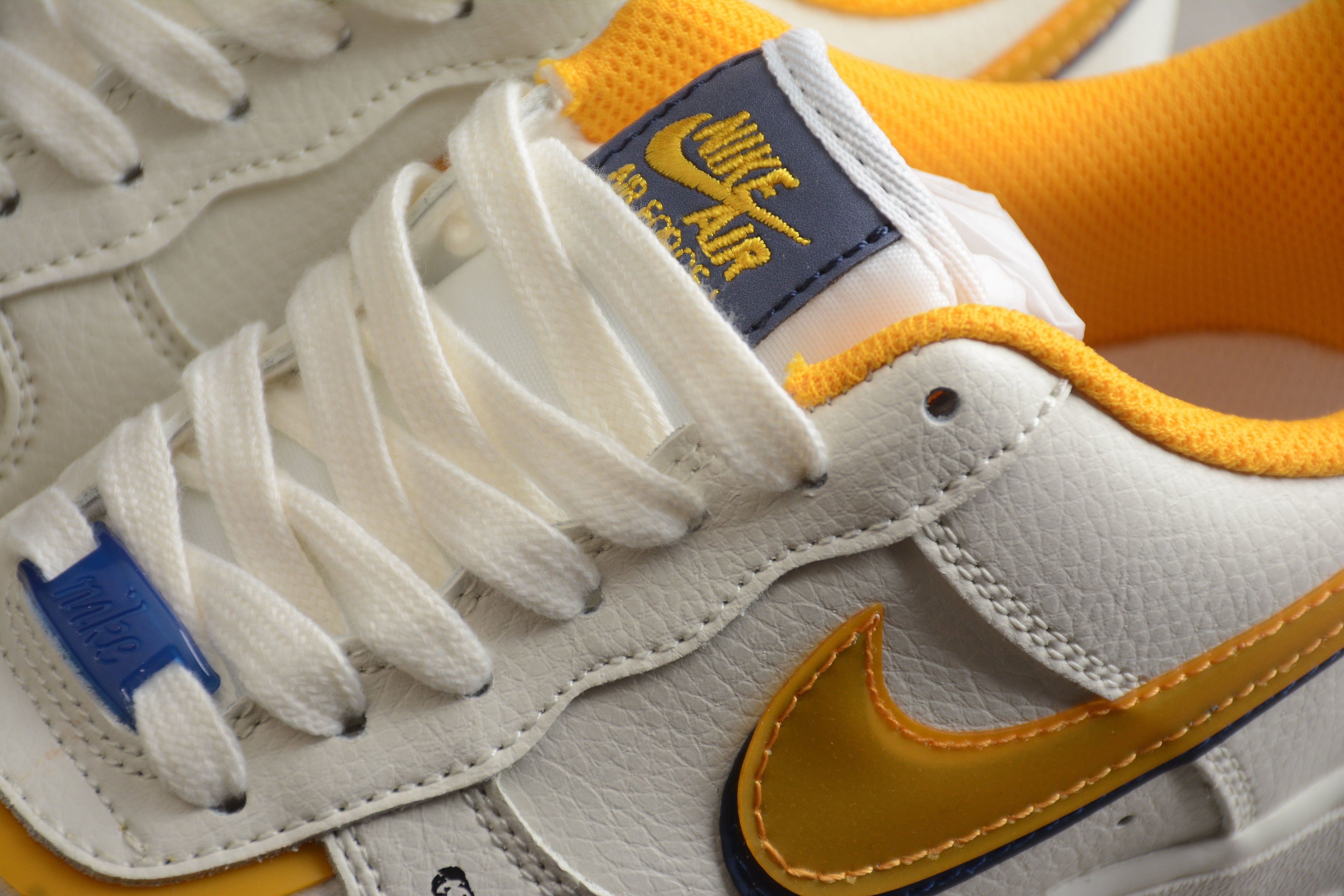 Nike Air Force 1 Low – Blanco / Amarillo / Azul