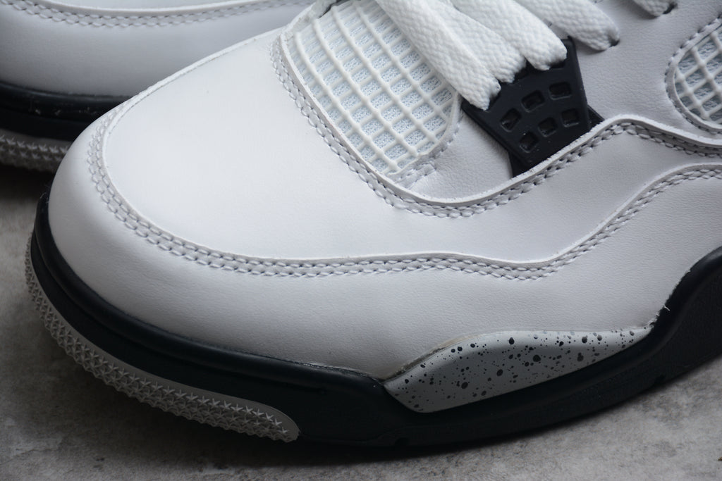 Air Jordan 4 – Blanco / Gris / Negro