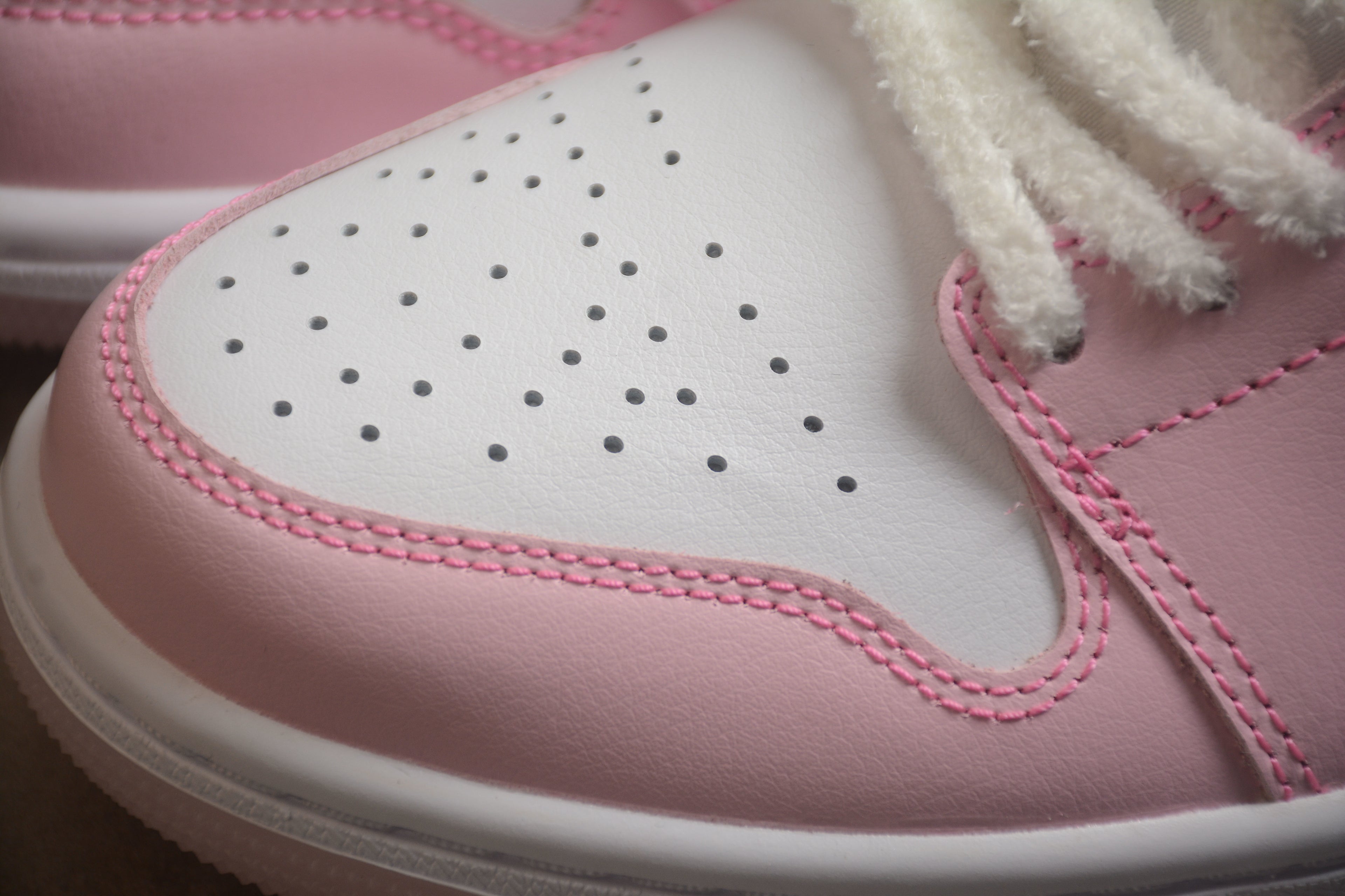 Jordan 1 Low – Rosa / Blanco / Azul