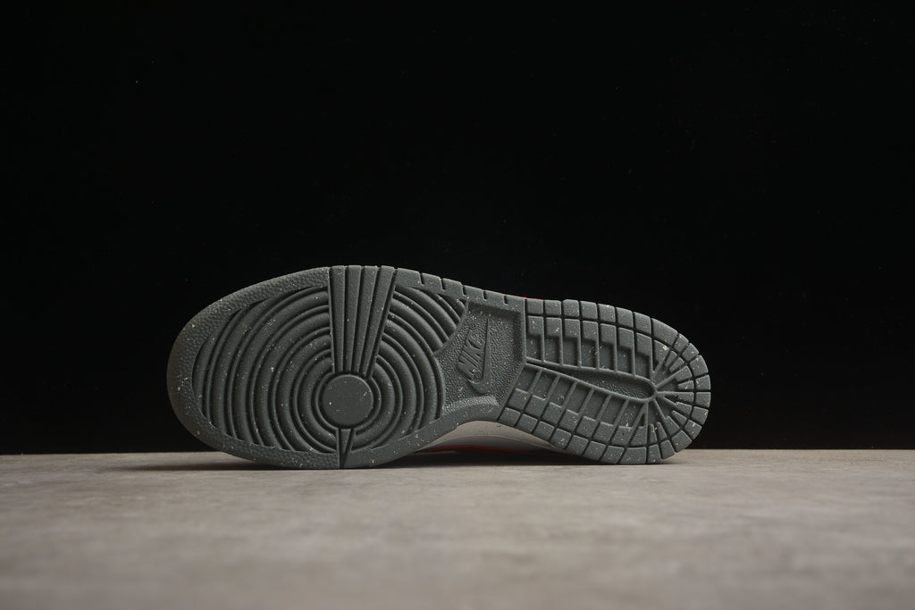 Dunk SB – Gris / Blanco / Rojo
