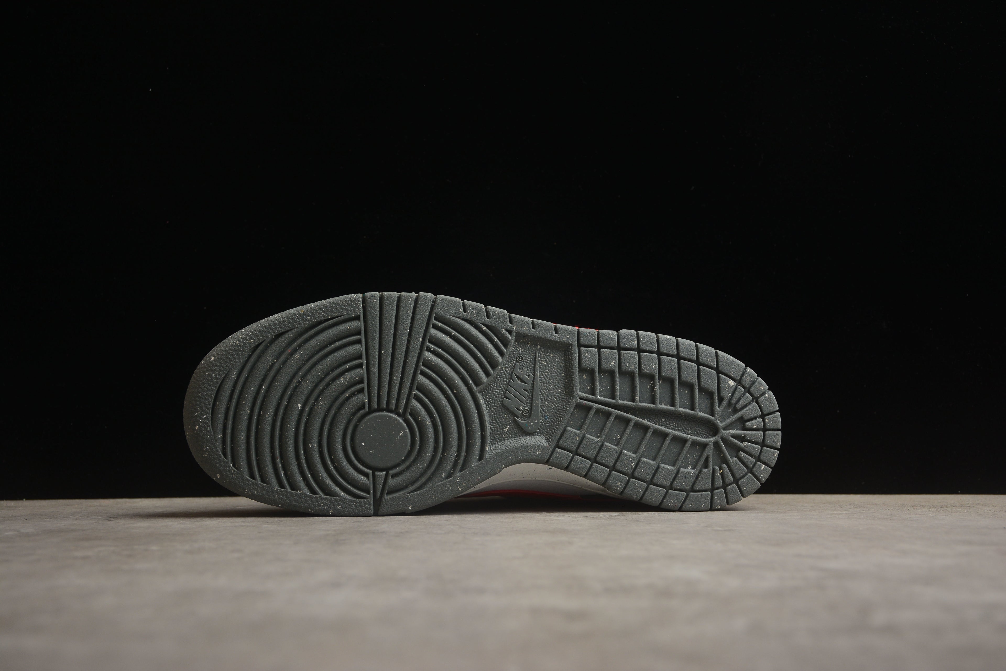 Dunk SB – Gris / Blanco / Rojo