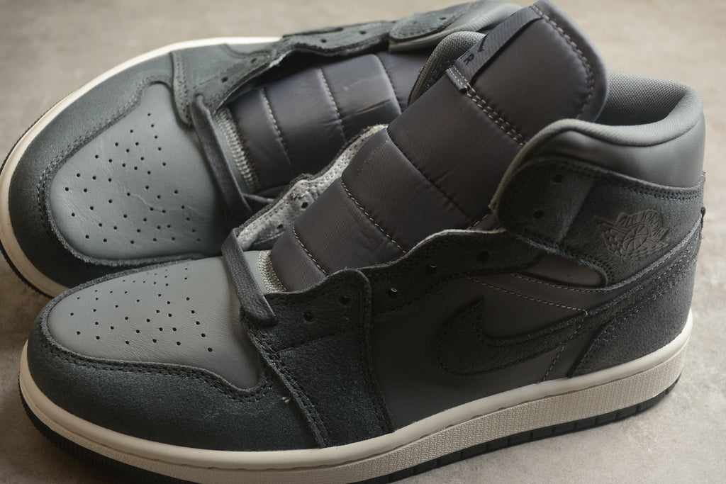 Air Jordan 1 Mid – Gris Oscuro
