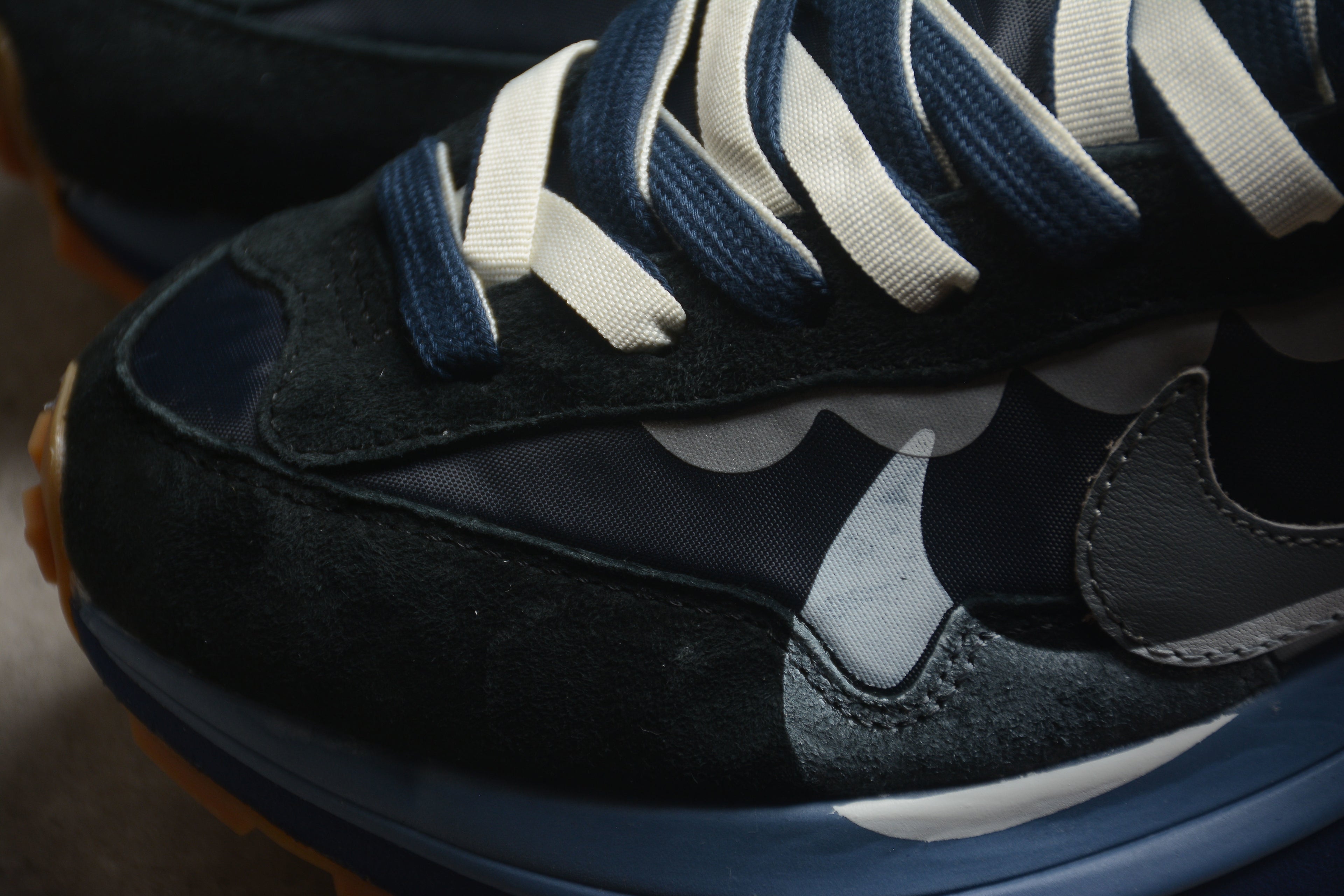 Sacai x VaporWaffle – Azul Oscuro / Blanco