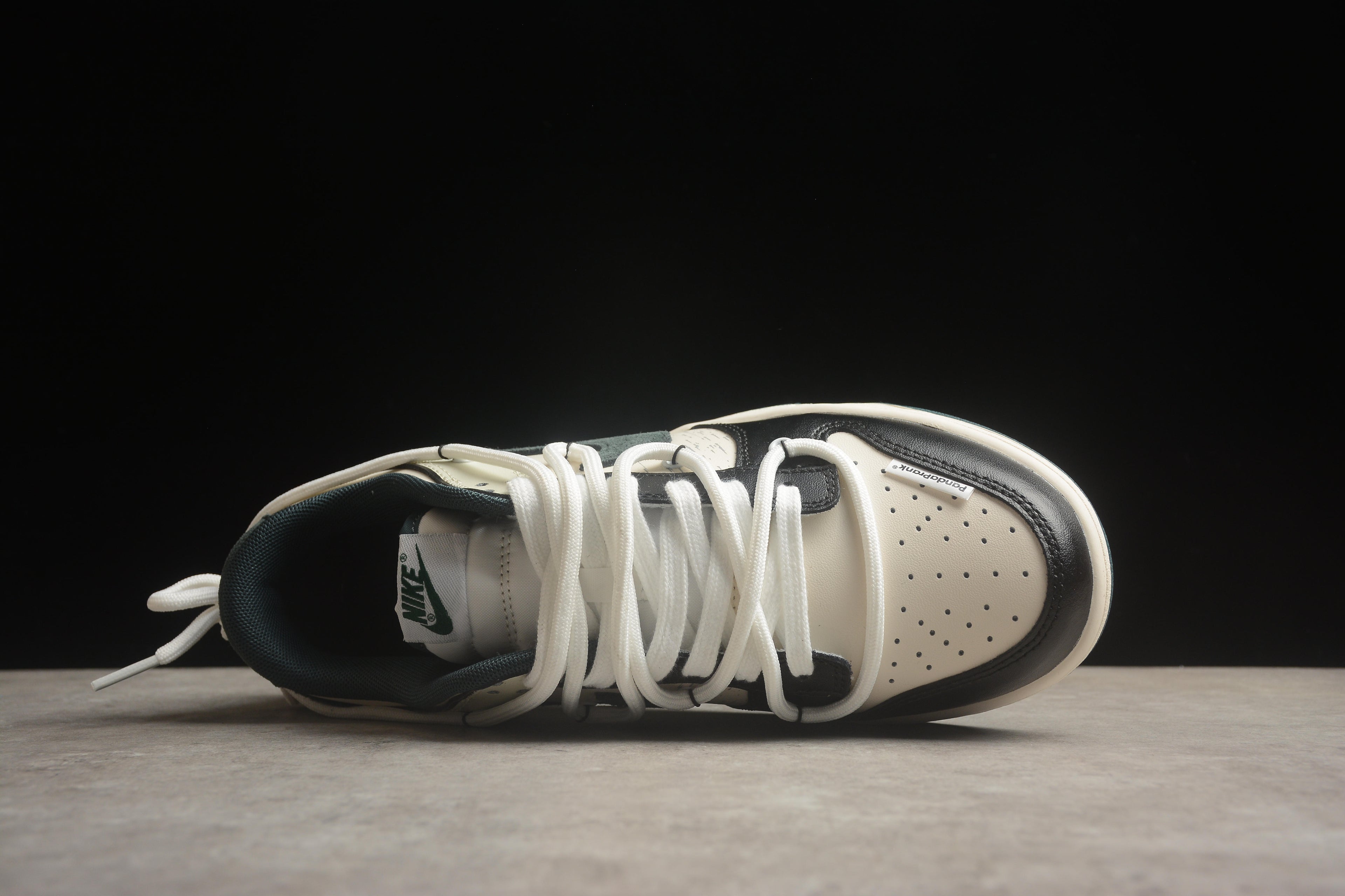 Dunk SB – Blanco / Gris / Negro