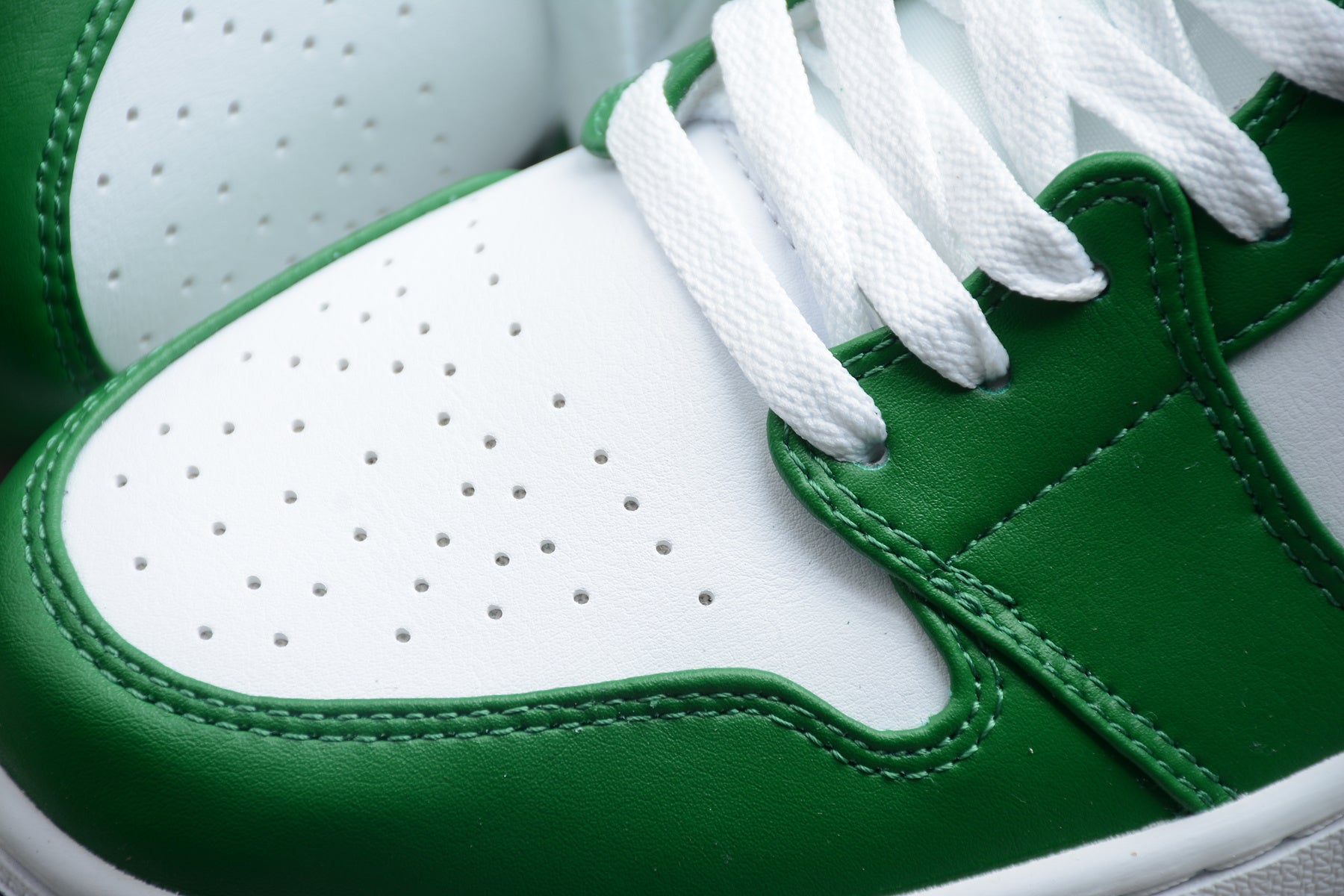 Air Jordan 1 Mid – Verde / Lila