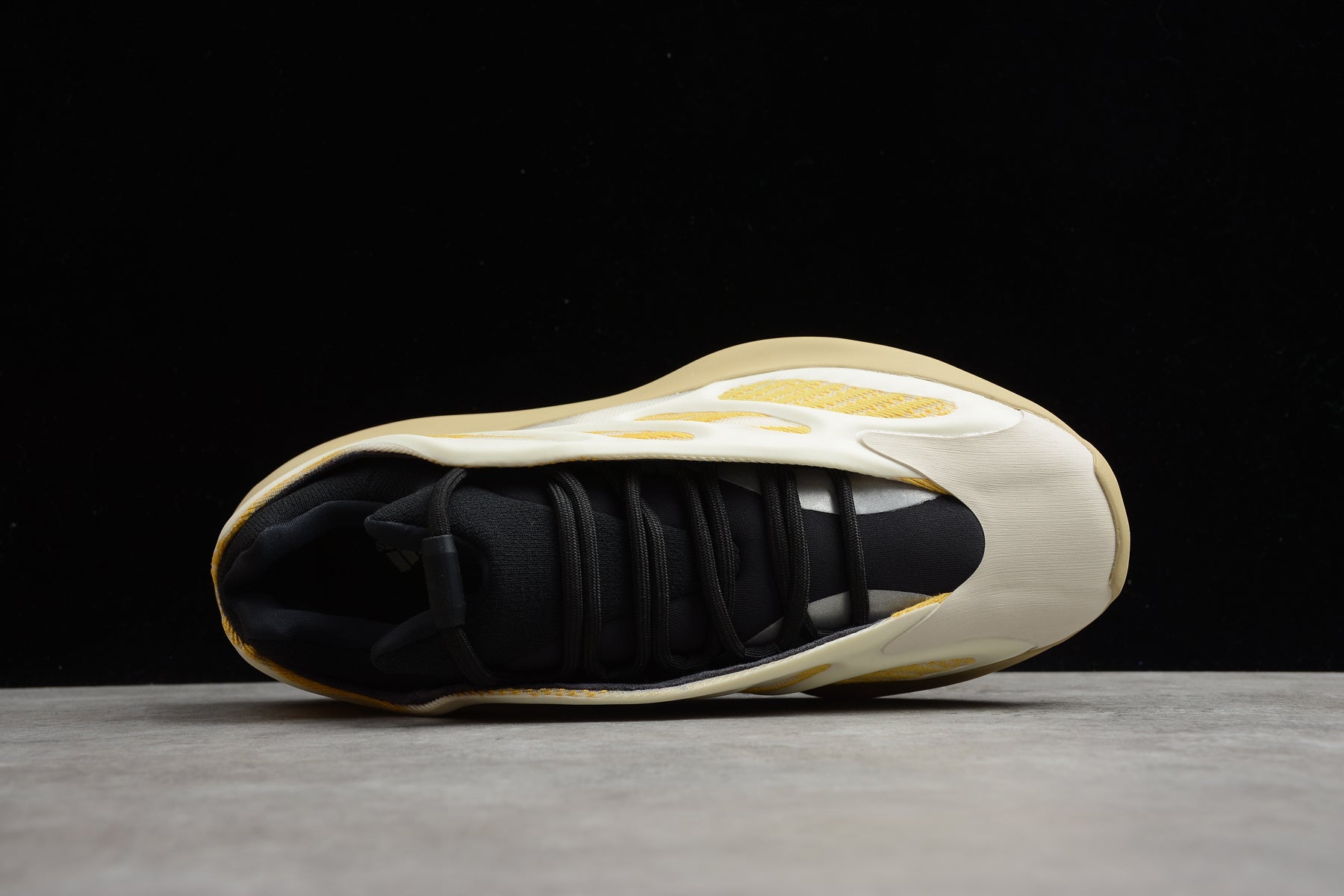 Adidas Yeezy 700 V3 – Beige / Amarillo
