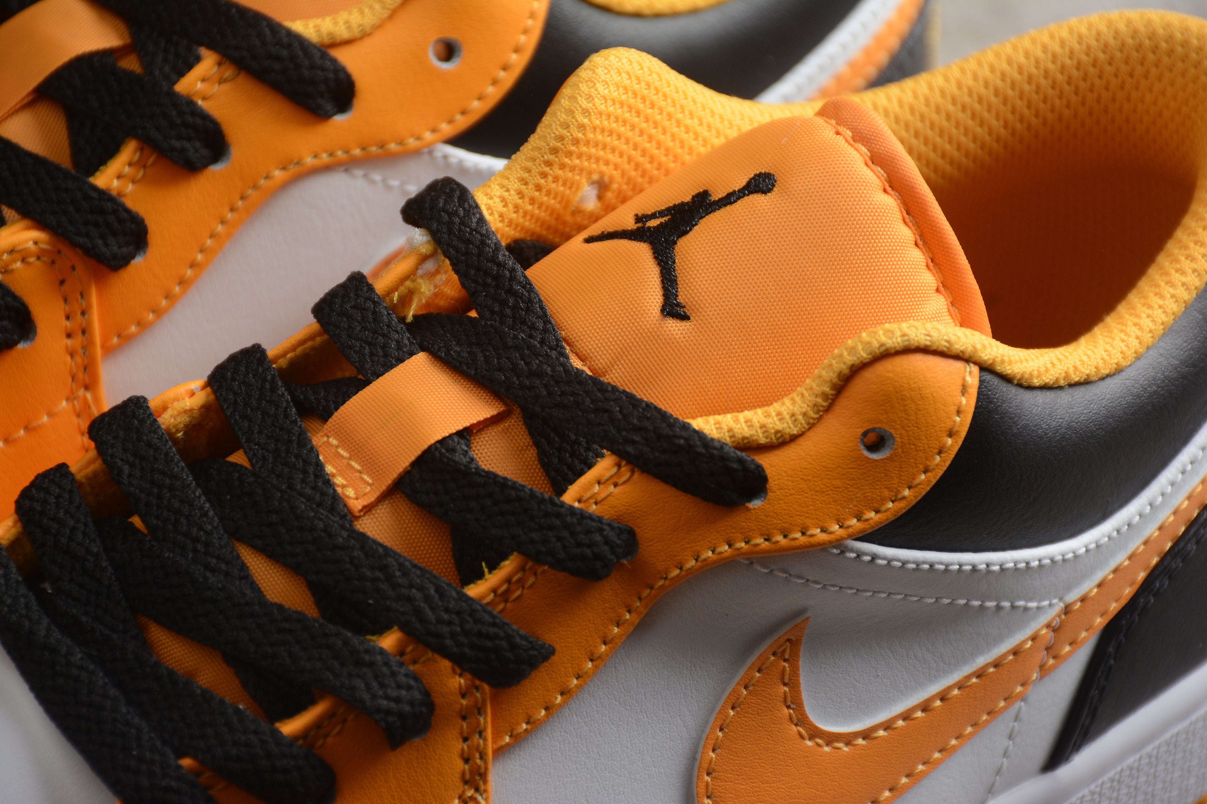 Jordan 1 Low – Amarillo / Blanco / Negro