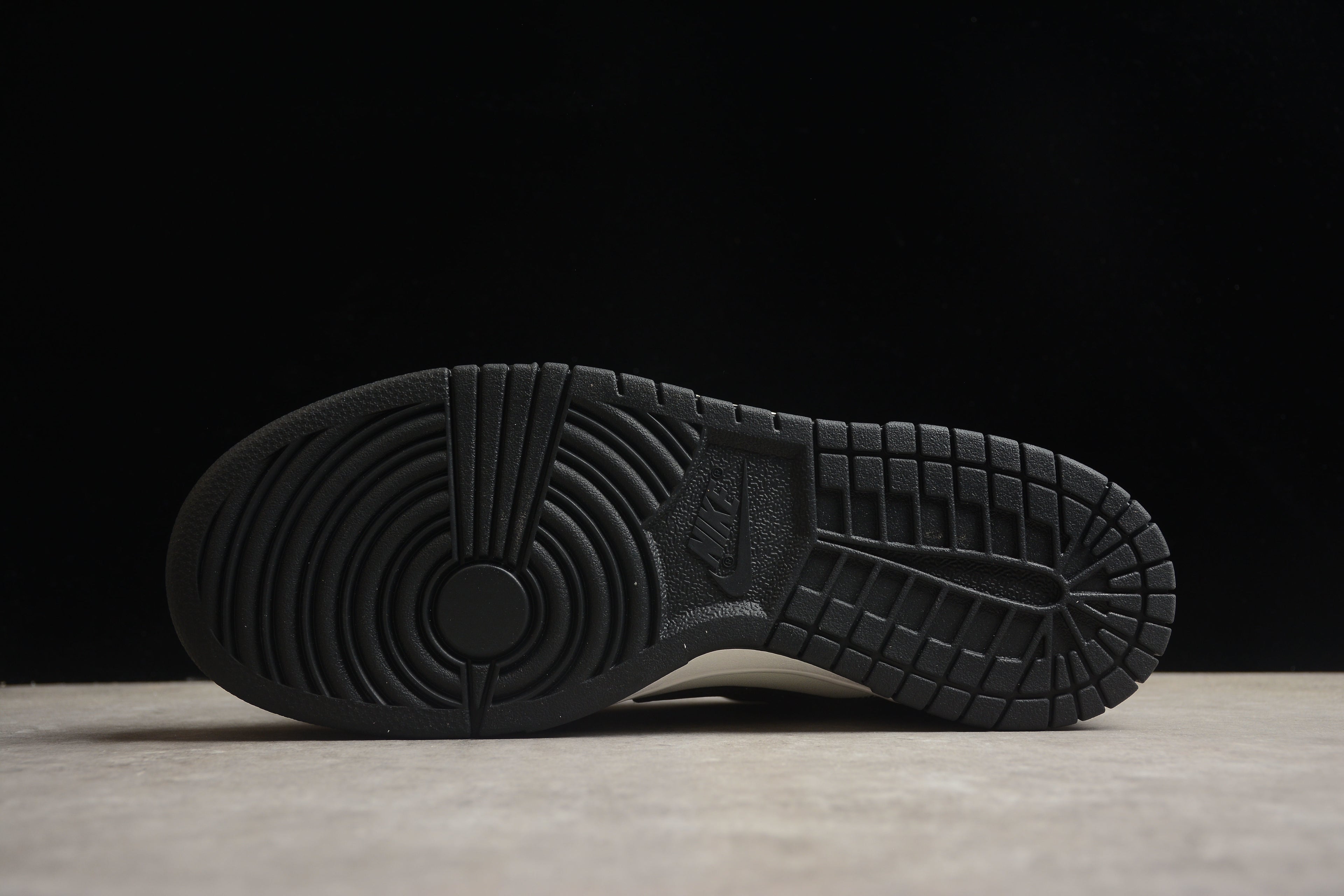 Dunk SB – Negro / Blanco