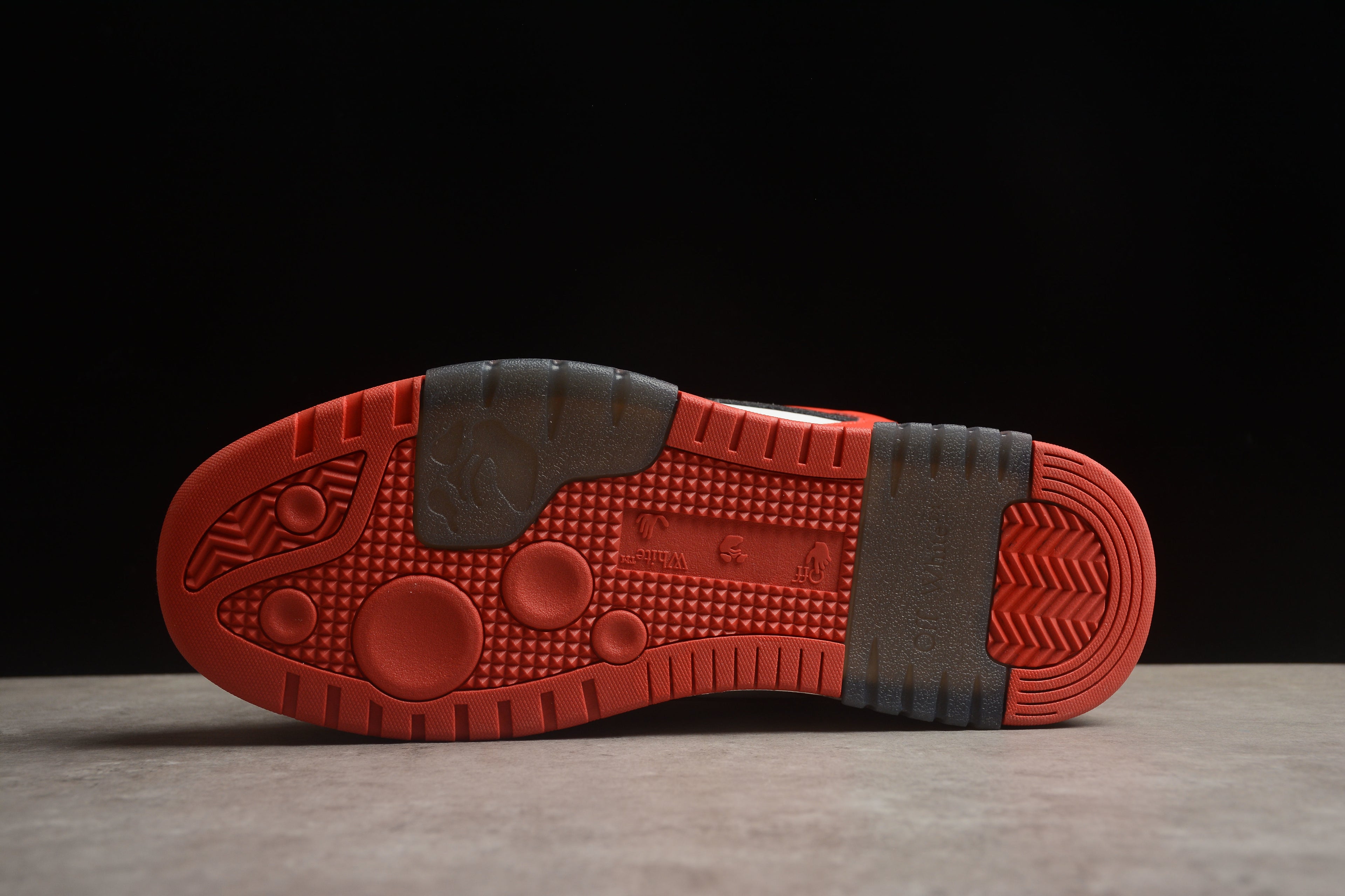 Off-White – Rojo / Negro / Blanco
