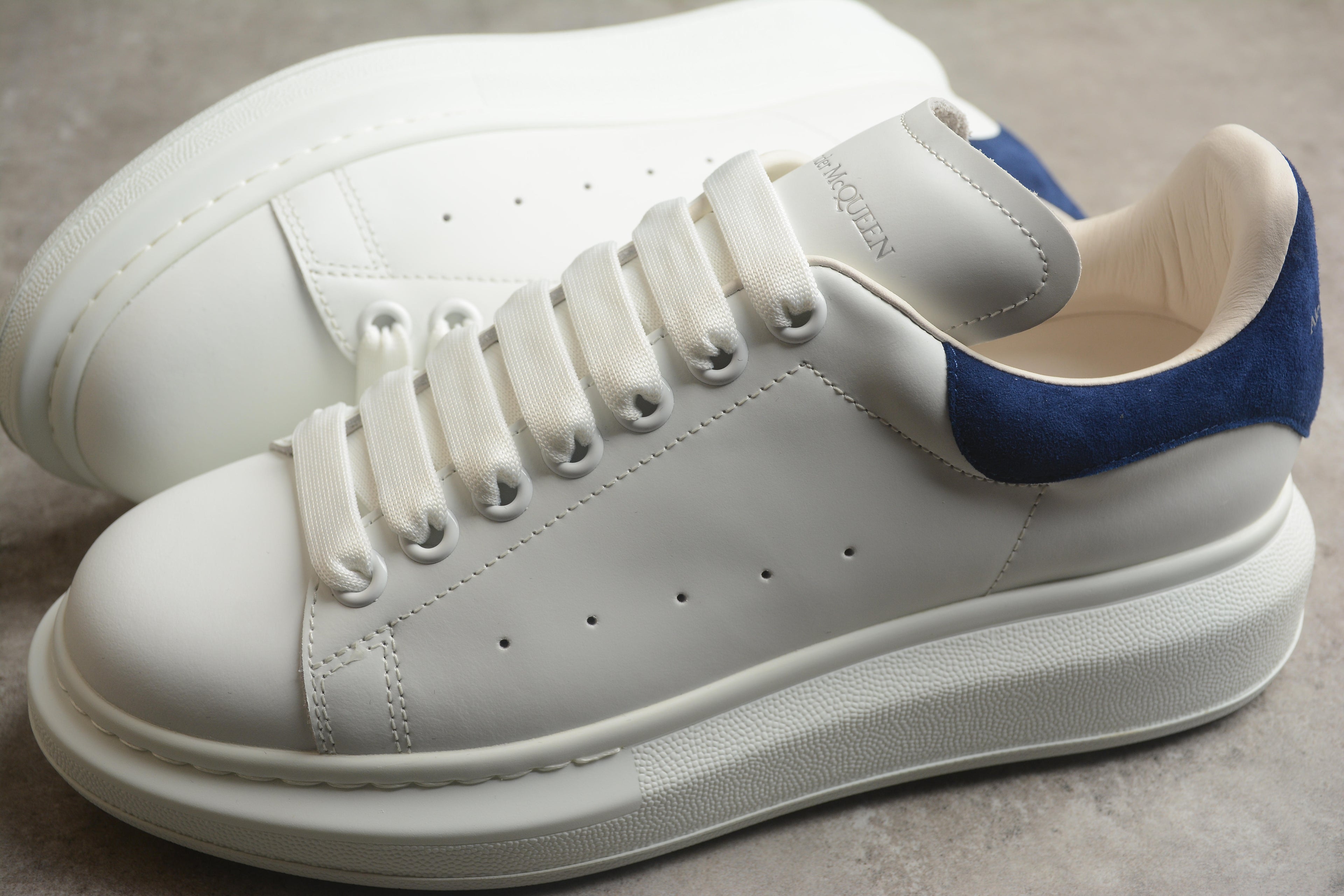 Alexander McQueen – Blanco / Azul Oscuro