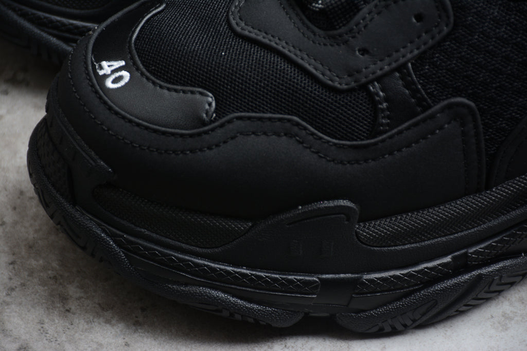Balenciaga Triple S – Negro